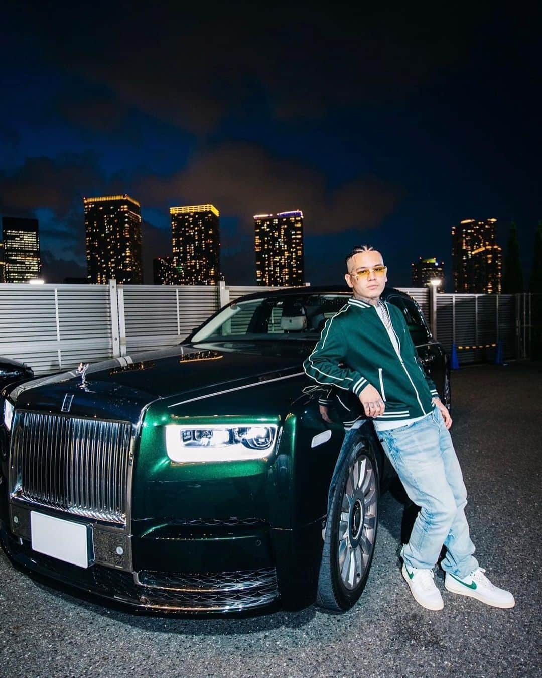 YZERRのインスタグラム：「First car🏎️💨  1台目はRolls-RoyceのPhantom 色はDark Emeraldにした🐍 RRとICEBOXのChainと合わせて1億-Over💎💎  音楽をやってなかった10代の頃日本でも若くしてダイヤのチェーンをぶら下げてロールスロイスに乗り込むラッパーを見てみたかった。 まさか自分がそうなるとは想像もしてなかったな😂 ラップだけでも大金を稼げるって事をこれからも証明していくよ🎤  📸 @cherrychillwill」