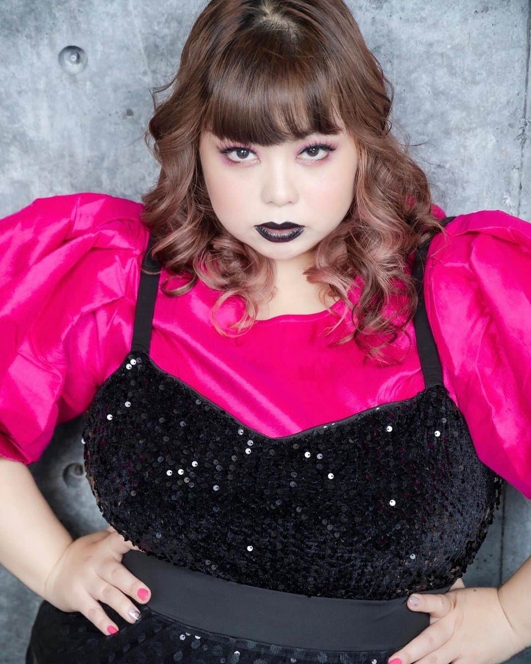 のインスタグラム：「皆様へご報告 ⁡ 日本から世界へ🌏🕊️ 日本のブランドチーム 『MOMOKA TOKYO』 @momokatokyo  を作りました！  ※⁡あくまでもブランドではなくチーム名🫶そんな認識で、ブランドの垣根を超えてプロジェクトスタート！ 私たちと仲間になりませんか？✨✨  ＜MOMOKA TOKYO＞ ありのままの自分で、楽しく生きる。 どんな人も強くもあり弱くもあり、美しくて尊い。 どんな人でも自信をもっていいし、その価値がある。 国籍、性別、容姿、年齢、環境、職業など人を取り巻く様々なものにとらわれず、人間の本質で融合する。 多様性が普通で、それが面白く楽しく美しい世界を実現したい。 今後コレクションを通じて日本から世界へ発信し、日本と世界との交わりの中で人と人との化学反応を楽しむブランドが集まったチーム。 ⁡ そしてなんと、 2023年9月24日のミラノファッションウィーク（ミラノコレクション）に出展することが決定いたしました！ ⁡ こんなことってある？ 3月にパリコレクションに出演させて頂いて、9月にミラノコレクションも出演が決まってるだけでも凄い嬉しいことなのに！  ご縁に、そして想いに賛同してくださる周りの方々に心から感謝です。 ⁡ ＜ミラノ・コレクション概要＞ 開催日：2023年9月24日 開催場所：ミラノ市内 ⁡ ▪️協賛企業／ブランド ＜福助株式会社/fukuske、femozione、.fukuske by FUKUMATSU、momoske＞ @fukuske_press  1882年に足袋装束店として創業し、昨年創業140周年を迎えました。 長い歴史の中で培った技術で、現在は靴下・ストッキング・下着にまで事業領域を拡大。 ⁡ ＜株式会社アニーサ/大きい胸のブラ専門店ボムキュ、Maze me(新ブランド)＞ @bomqueofficial  @mazemeofficial  大きい胸用に特化した下着の企画製造販売会社。 グローバルな展開・活動をしていきます。 ⁡ ▪️協力企業／個人 Kazuo"Deka"Nishino（D&N PLANNING） @deka_dandn  YURI NAGAHORI  @yurinagahori_  Zuiko Shyamisen  @zuiko_shyamisen  Hair make 縁美／掛札恵美子  @enbi_kakkey   ⁡ また今回の発表と同時に、クラウドファンディングと協賛スポンサーや協力の募集も開始しました！ (これはちょっと遅すぎやしないかと自分でめちゃくちゃ突っ込んでるんですけど、今後に繋げていくために時間が短くてもたくさんの方の応援を頂きたいです🙏✨✨) トップページ💡Newsから応援サイトへ飛べます🫶  と言っても、もう既にこんなにたくさんの方々が協力してくださってます！！😭 ⁡ このブランドチームのコンセプトに賛同し、今回のみに限らず今後一緒に海外でのプロジェクトに楽しみながら携わりたい企業や個人の方を幅広く募集いたします。  クラウドファンディング、協賛以外の支援も絶賛受付中です😌もちろんアパレルブランド様以外も大歓迎✨✨ ⁡ お問合せ：info@glapocha.jp 応援よろしくお願いします！  一緒に世界と繋がってほしいし🌏 一緒にワクワクした世界を楽しみましょー！  ⁡ ⁡ ⁡ Love yourself and be happy ! Ai Momoka💋 ⁡ ⁡ ⁡  #milanfashionweek #MOMOKATOKYO #ミラノコレクション #ミラノファッションウィーク #協賛募集中」