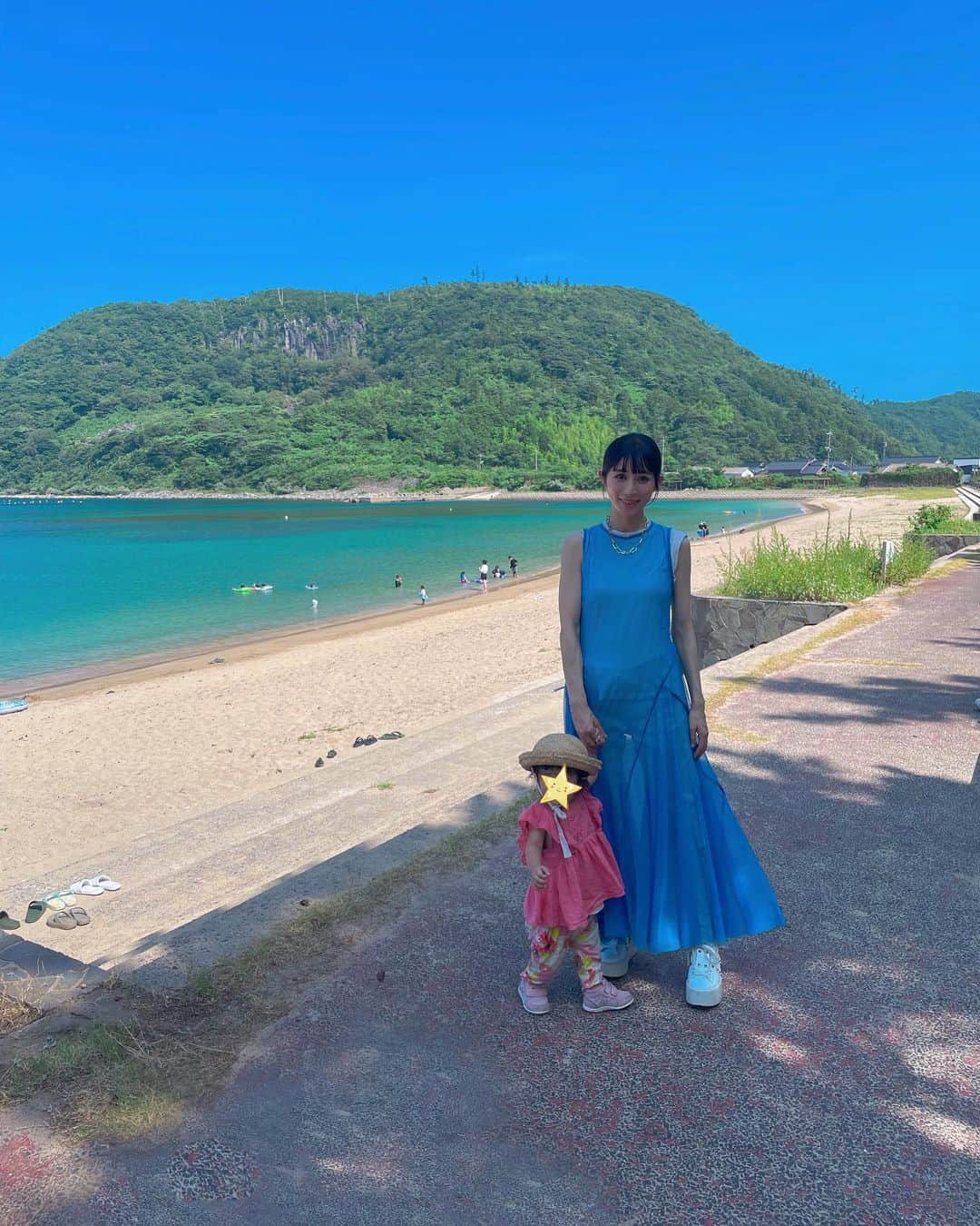 名越涼子さんのインスタグラム写真 - (名越涼子Instagram)「８月は家族で隠岐島へ✈️ 家族全員人生初❗️どぅふふ😚  大自然の香り、感触、手触りを 娘と一緒にたっぷり味わった旅。  （1枚目）国指定名勝、天然記念物の白島海岸を望む展望台。写真以上の大迫力の景色。娘もニコニコ。  （2、3枚目）全国名水百選に選ばれている檀鏡の滝。お水が冷たくてとっても美味しかった✨  （4、5枚目）サザエ丼が食べられるサザエ村がある中村海水浴場で 娘の人生初の海水浴。  「わー😵」って怖がるのに 自分からじゃぶじゃぶ進んでいく姿になんだかジーン🥺✨強いなぁ。大きくなったなぁ。成長してるんだなぁ。  （6、7枚目）遊覧船に乗って、いざローソク島へ🏝️波によって削られた自然の中の彫刻。圧倒される力強い岩肌。夕陽が重なるとまさにローソク🕯️ 船でしか行けない自然がつくった荒々しい存在感のある岩たちに釘付け。  （8、9枚目）旅の時は特に娘のファッションが楽しい😍 ここ最近のお気に入りは @hakkakids のセットアップと @marlmarl_tokyo のワンピース。 来年の今頃はサイズアウトしてもう着られないんだろなぁ🥺✨ この可愛い姿を脳裏に焼き付けておかなくちゃ。  旅行の時のスーツケースは 3分の2が娘の荷物。 親はほぼ着の身着のまま🙋‍♀️笑 そんな変化もなんだかとっても楽しい。  一枚羽織るだけで パッと明るくなる青のシースルーワンピは @furfur_official  この夏大活躍でした☀️  また一緒に行こうね。  一一一一一一一一一一一一一一一一 #隠岐島#隠岐島観光#okinoshima #家族旅#家族旅行#1歳6ヶ月 #女の子ベビー#女の子ママ #ワーママの休日 #島根県観光#shimane #女の子ベビー服  #ローソク島#白島海岸展望台」9月13日 19時48分 - nagoshi_ryo