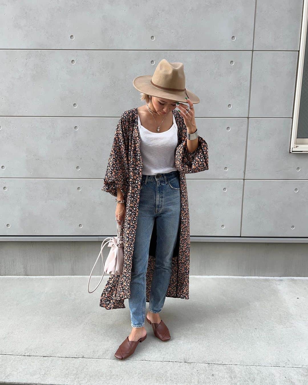 annaのインスタグラム：「.  ワンピとカーディガン2wayの 優秀アイテム🤎🤎 @sandlessmoon   #秋コーデ#カジュアルコーデ#カジュアル#大人カジュアルコーデ#デニムコーデ#158cmコーデ#骨格ナチュラルコーデ#きょこ#30代ファッション」