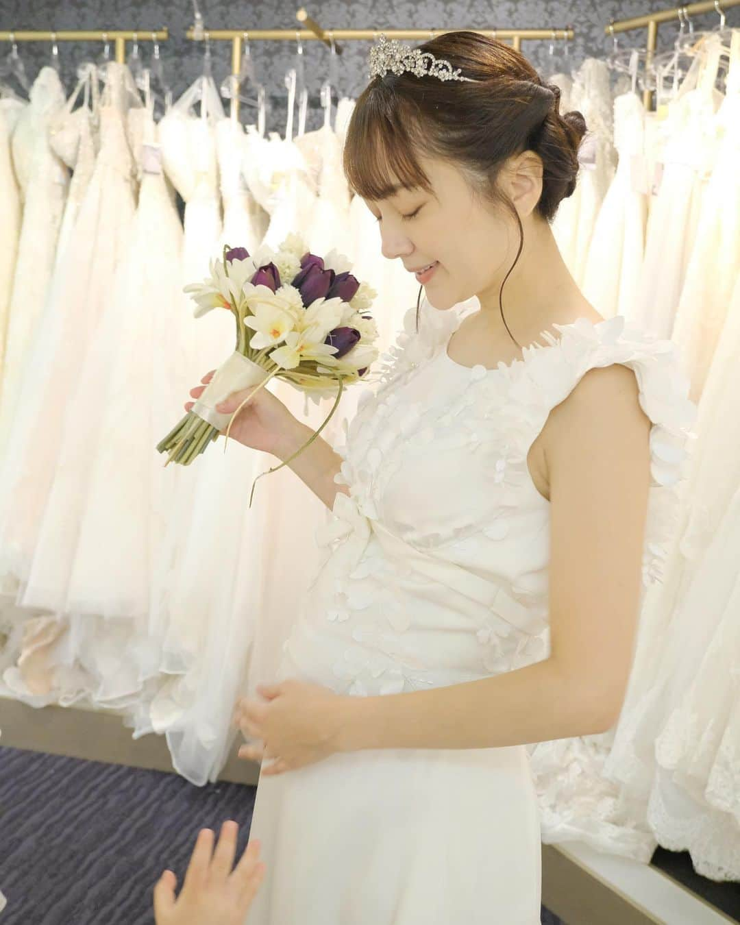 浜田翔子さんのインスタグラム写真 - (浜田翔子Instagram)「wedding dress🤍 ２枚目の動画だとキラキラさ伝わるかなっ✨ 妊娠6ヶ月もドレスの形によっては着用できます💎」9月13日 19時49分 - shoko_hamada