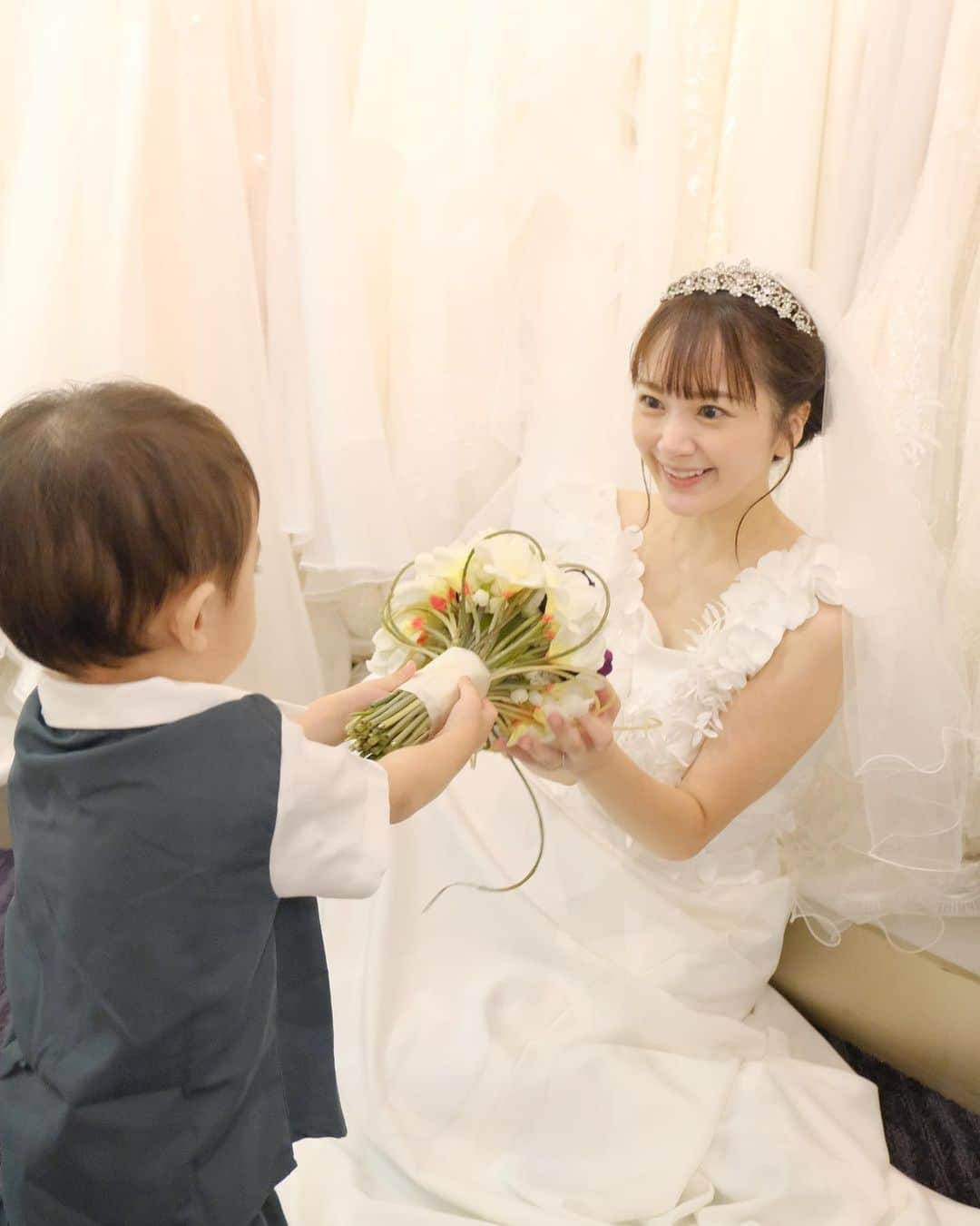 浜田翔子さんのインスタグラム写真 - (浜田翔子Instagram)「wedding dress🤍 ２枚目の動画だとキラキラさ伝わるかなっ✨ 妊娠6ヶ月もドレスの形によっては着用できます💎」9月13日 19時49分 - shoko_hamada