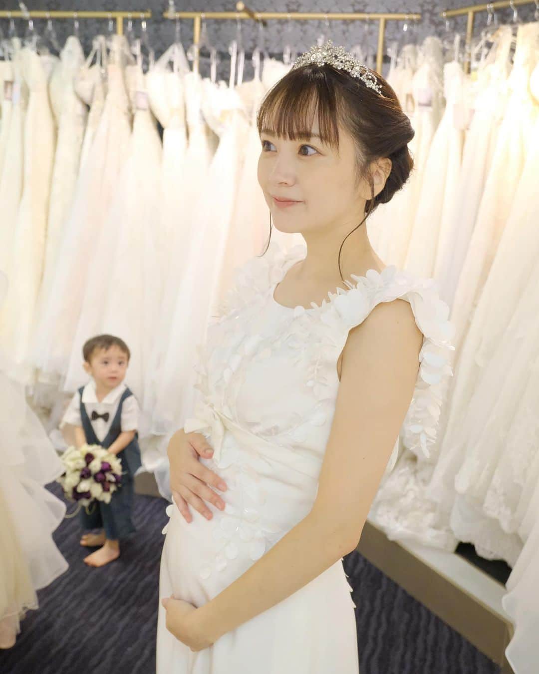 浜田翔子さんのインスタグラム写真 - (浜田翔子Instagram)「wedding dress🤍 ２枚目の動画だとキラキラさ伝わるかなっ✨ 妊娠6ヶ月もドレスの形によっては着用できます💎」9月13日 19時49分 - shoko_hamada