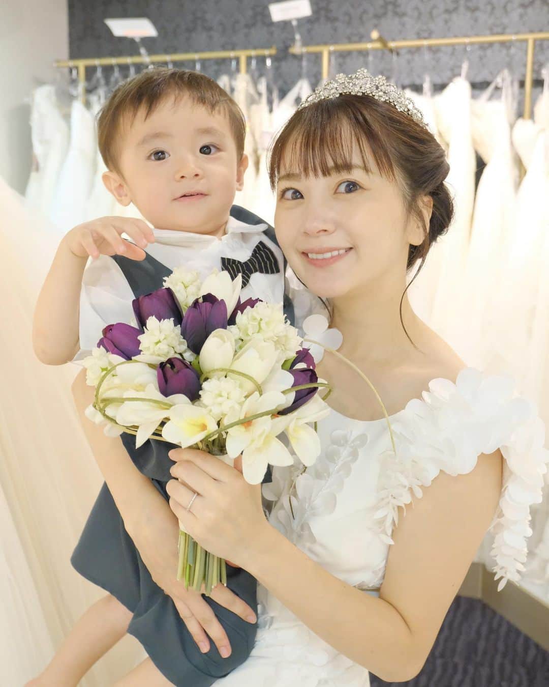 浜田翔子のインスタグラム：「wedding dress🤍 ２枚目の動画だとキラキラさ伝わるかなっ✨ 妊娠6ヶ月もドレスの形によっては着用できます💎」