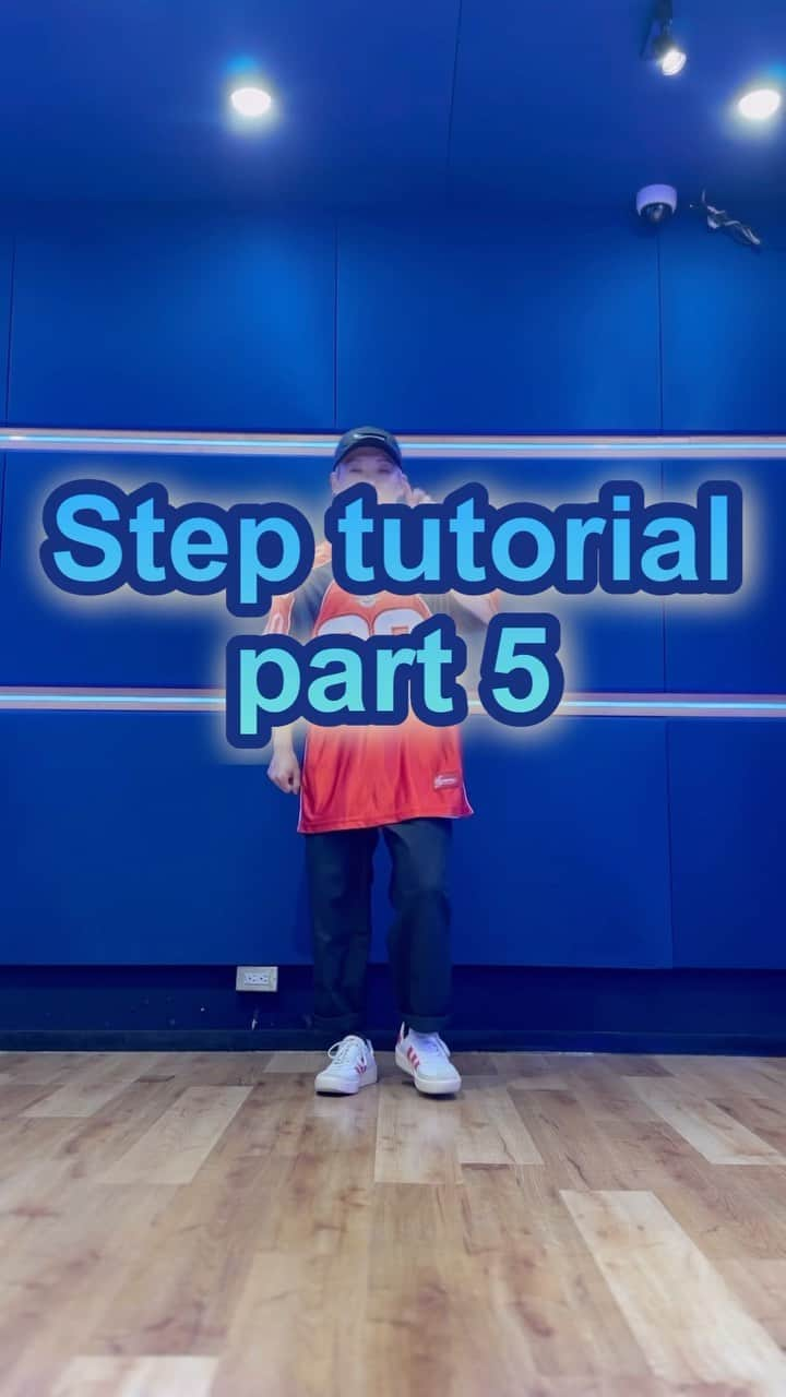 SHUHOのインスタグラム：「Step tutorial 5  Create a combination by combining steps 1 to 4 of the tutorial👍✨  #dancetutorial #housedance #streetdancer #housedancer #dance #adidas #supreme #footwork #fashion #hiphop #step」