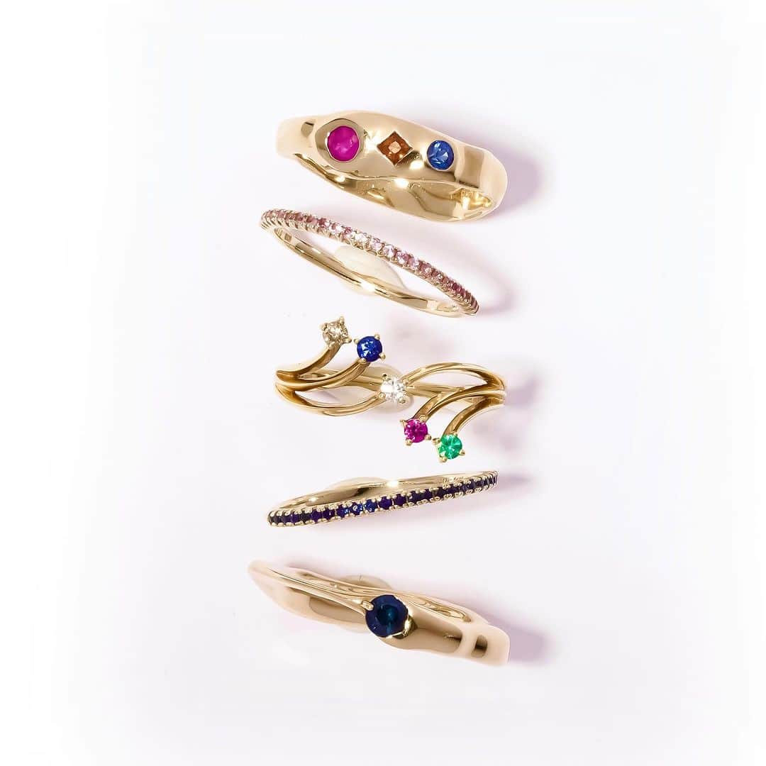 Enasolunaさんのインスタグラム写真 - (EnasolunaInstagram)「“Sapphire”jewelry 9月の誕生石は“サファイア”。  石言葉は「慈愛・誠実」などの意味を持ち ほかにも平和を祈り、一途な想いを貫くというメッセージが込められているといいます。  その意味から婚約指輪にサファイアを選ぶ人も多いそう！  サファイアのジュエリーは婚約指輪だけでなく、大切な方への贈りものにも最適なジュエリーです♡  エナソルーナでは青のサファイアの他に、ピンクサファイアやオレンジサファイアを使用したアイテムも展開しています！  ぜひ、オンラインストアにてご覧ください。  #enasoluna #エナソルーナ #sapphire #サファイアジュエリー  #9月の誕生石」9月13日 19時51分 - enasoluna_official