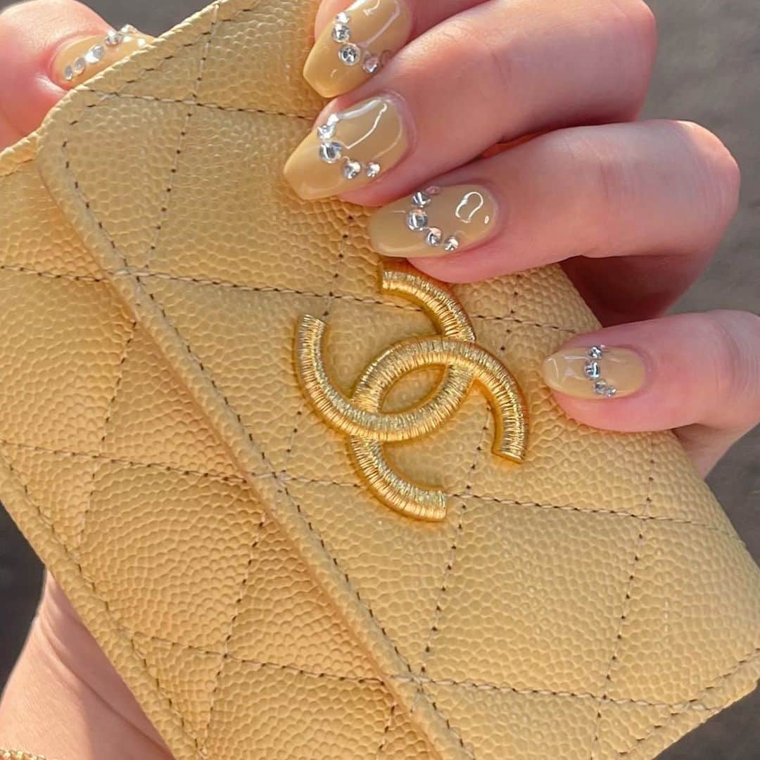 のインスタグラム：「𝙛𝙞𝙧𝙨𝙩 @chanelofficial 💛 財布が可愛くってネイルもおんなじ色」