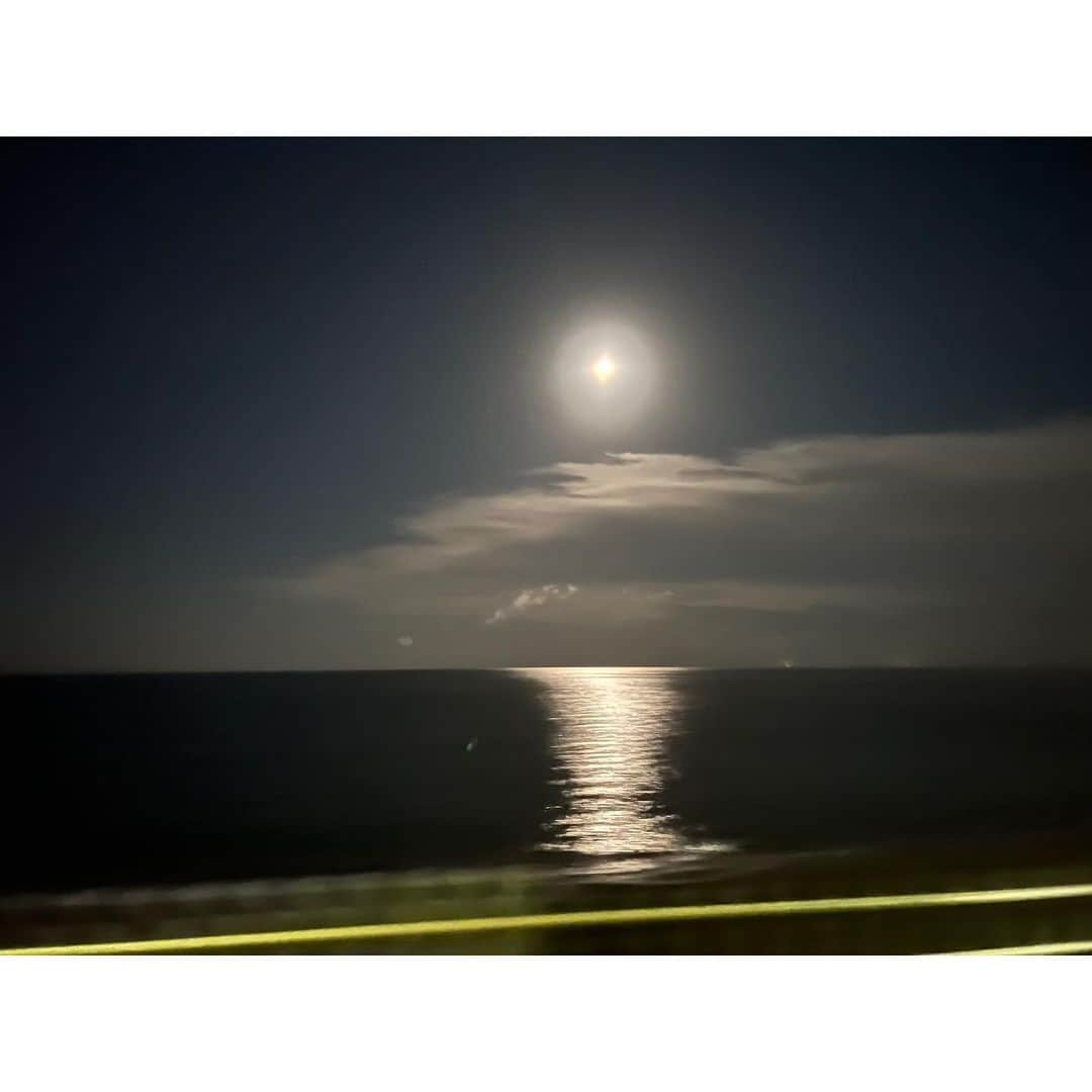 伊藤友季子さんのインスタグラム写真 - (伊藤友季子Instagram)「🎐🌊🩵 　 夏の仕事がひと段落して 身体と心を癒してくれたのは 湘南の広い空と海と 美味しいものでした。 　 アウトプットが続いて すっからかんになったので🫙 またたくさんのことを吸収して蓄えて 次に向けて備えたいと思います🧘🏻‍♀️ 　 　 #ユキコーデ dress #tomorrowland bag #loewe  　 #湘南 #鎌倉 #鎌倉グルメ #七里ヶ浜 #松原庵 #ロンディーノ #湘南平 #2023夏 #summer2023 #kamakura #shonan」9月13日 19時53分 - yukiko_xx