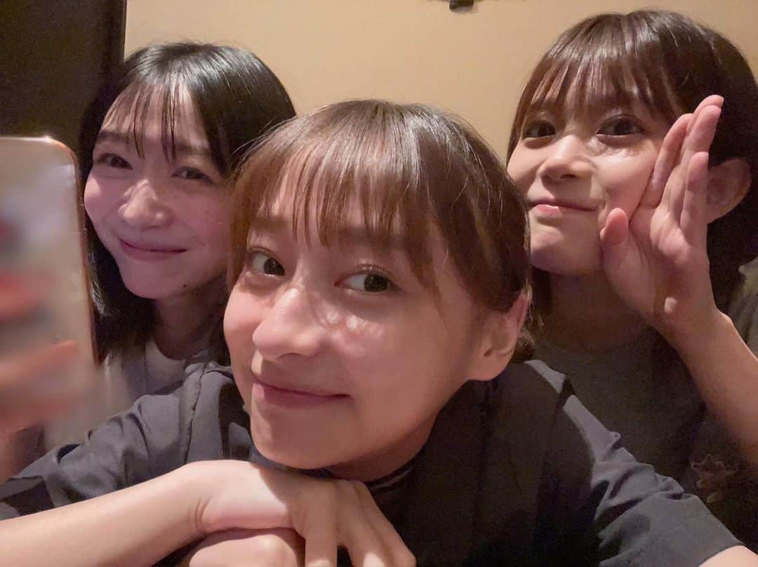 尾関梨香さんのインスタグラム写真 - (尾関梨香Instagram)「先日なっちゃん、かげと３人で🍴🩵 みんなでたくさん笑ってお話ししてとーっても楽しかった🤣 またすぐ会おうねん🐙  #なっちゃんとわたしはふたごの姉👭#末っ子はかげ👶⚽️ #なっちゃんとかげは初めまして♡ #岡本夏美 #影山優佳 #尾関梨香」9月13日 19時53分 - ozekirika_1007_