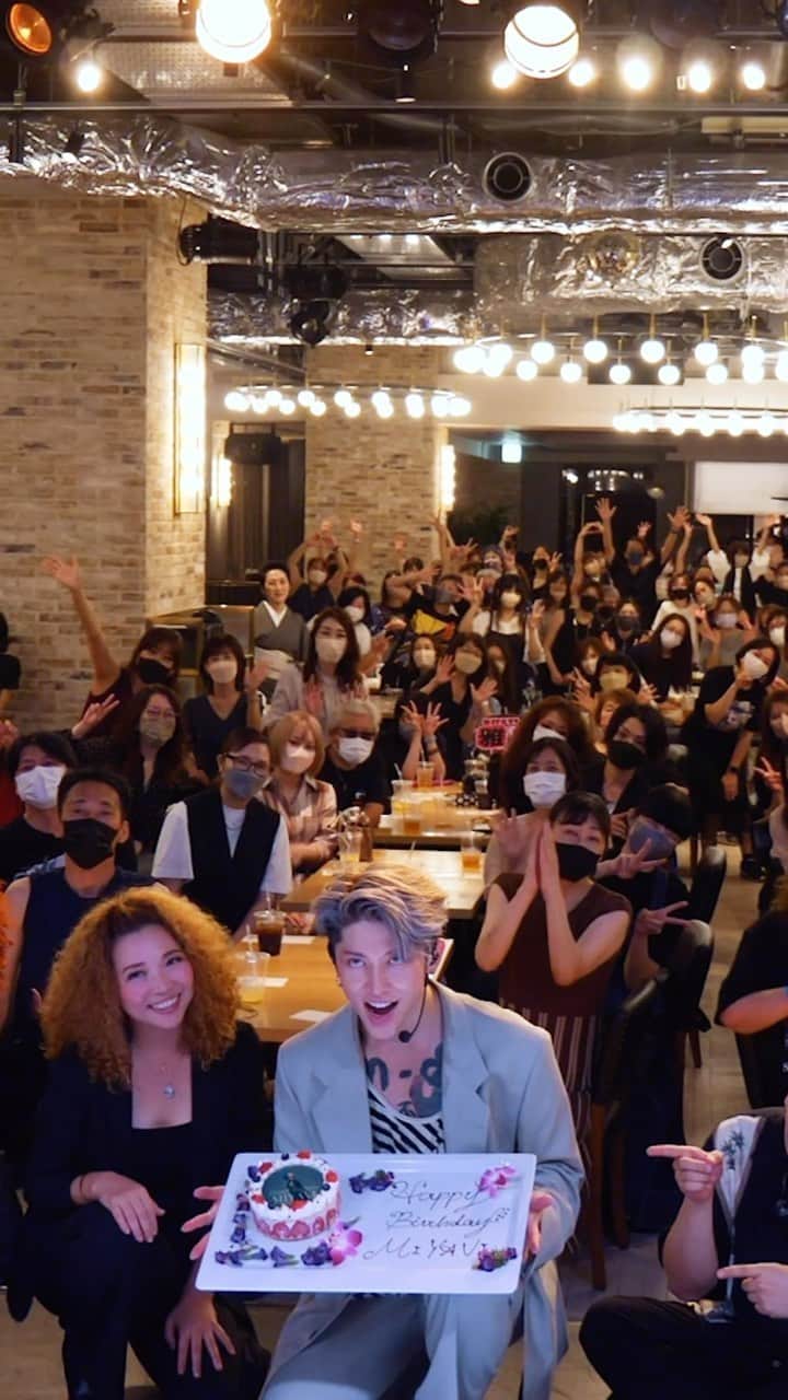 のインスタグラム：「. ／ いよいよ明日 FC会員限定BD LIVE👨‍🎤🎂 ＼  FCイベント内でみなさまの MIYAVIへの質問を募集します🫡  開場中に質問記入コーナーを設置しますので ご質問をお待ちしております💌  募集した質問はイベント内orFCサイト内『教えてMIYAVI！』にて回答します🗣️  ぜひご参加ください✨  動画は昨年のBD LIVEの様子のダイジェスト🫶🏻 MIYAVilityを高めてお越しください👨‍🎤  #MIYAVI #BDLIVE #Birthday @miyavi_ishihara」