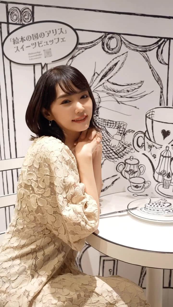 勝木友香のインスタグラム：「もう、全てが可愛い！  絵本の中に入ってしまった気分？！  不思議の国のアリスをモチーフに作られた アフターヌーンティーが  ヒルトン東京の マーブルラウンジ🍽️ @hiltontokyo で開催中♡  マロンや洋梨、無花果などの秋のスイーツや、ハッターや時計、トランプなど、アリスの物語を美味しく再現するスイーツがたっくさん！  もう、ここには載せきれません…笑  まるでアリスと一緒にお茶会を楽しんでいるような🫖？！  はい… はしゃいでしまいました(emoji)  スイーツの他にもシェフこだわりのお食事もあるので、きっと彼女に付き添いの男性も楽しめます♪  素敵なアフターヌーンティーでした🫖  #ヒルトン東京  #アフターヌーンティー　#スウィーツ女子  #ビュッフェ　#ホテルビュッフェ　#デザートビュッフェ  #スウィーツビュッフェ　#PR  #不思議の国のアリス　#カフェ活　#カフェ巡り  #カフェ部　#ヌン活」