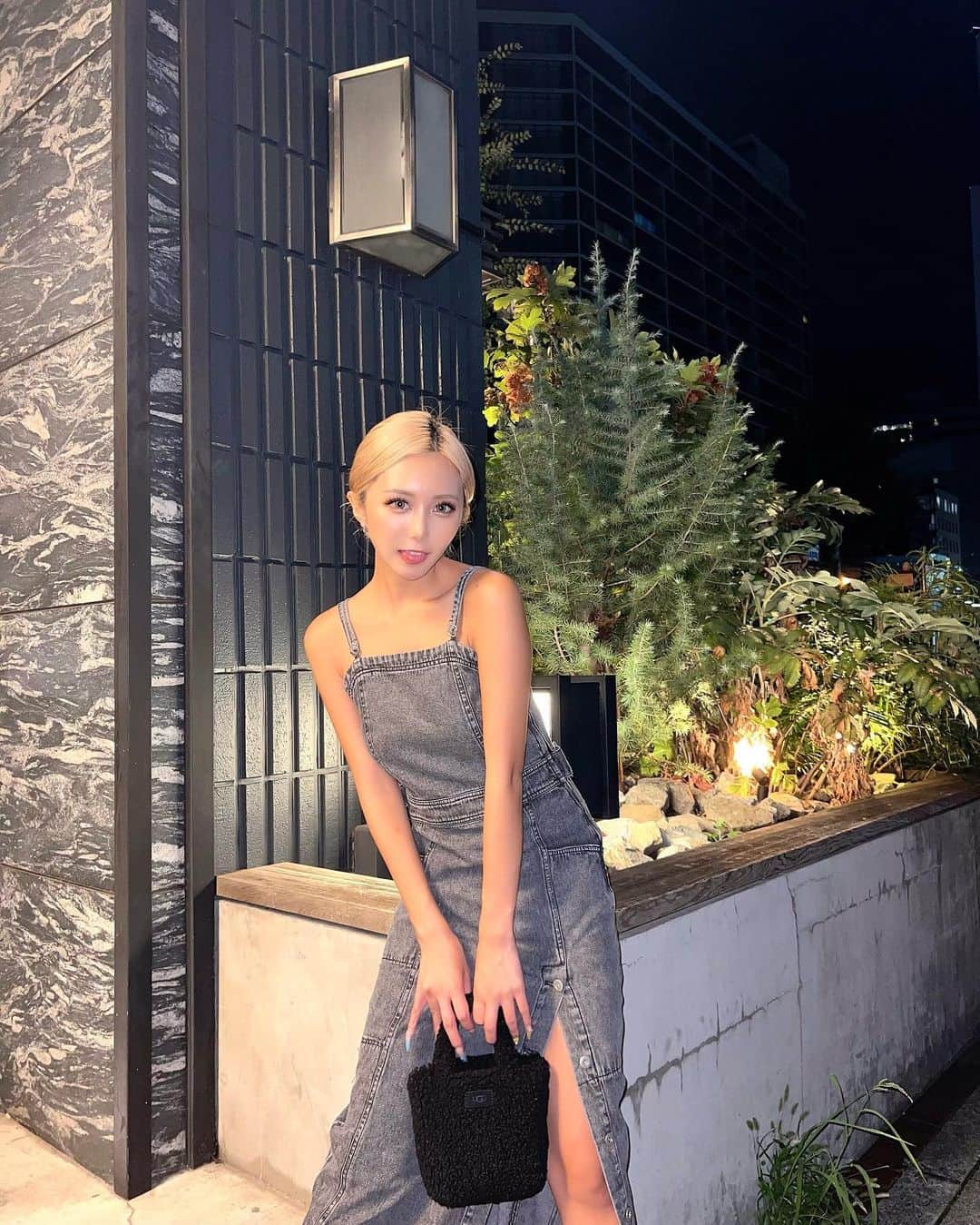 れいたぴのインスタグラム：「まだまだ夏の気分っ❤︎  one-piece  @rogerandraw  bag  @ugg  #たぴメーカー」