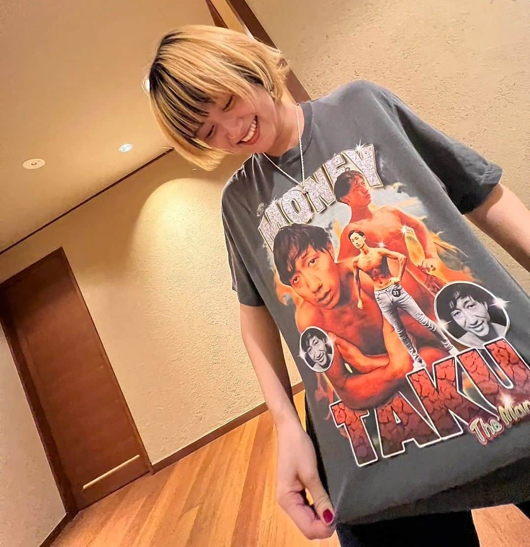 サーヤのインスタグラム：「最高のTシャツ作ってくれた　@shimpeiumeda」