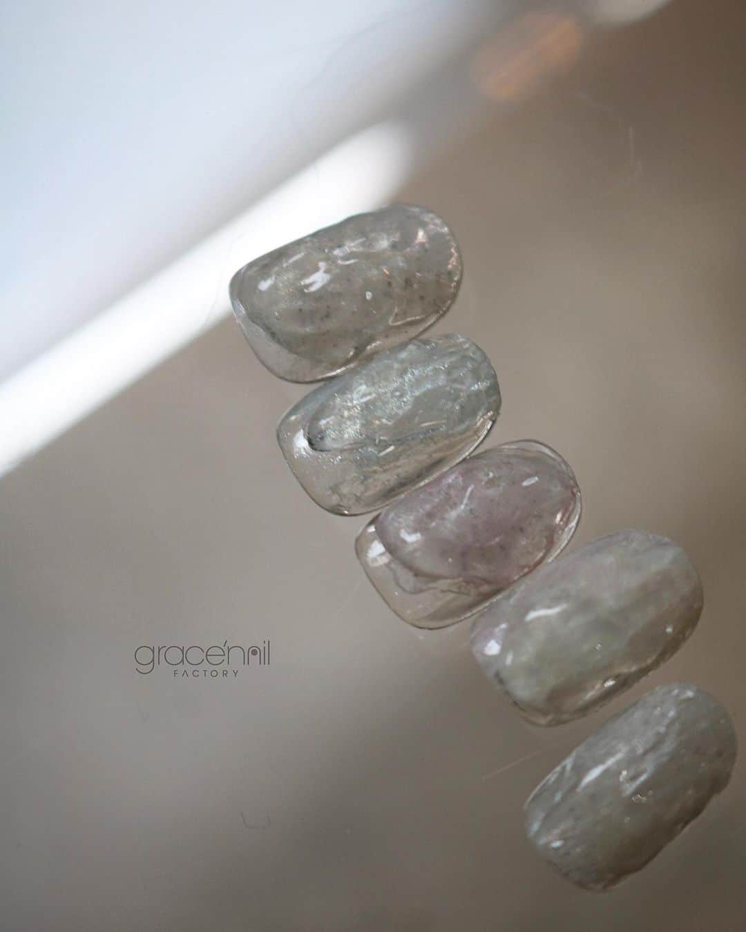 gracenailfactoryのインスタグラム：「水面のさざなみ  new design @gracenailfactory_kanon   ______________________ 《grace'nail factoryのこだわり》  ✔︎design policy ネイルは一番身近な芸術 お客様の満足、感動、好奇心を満たす、オリジナルアートのクリエイションにつとめております  ✔︎育爪policy お爪本来の力を育つよう 丁寧なケア、爪質改善のためのアプローチを行なっています  ・アセトン不使用（当店オフの場合」 ・フィルイン ・ウォーターケア付き ・お爪周りの角質ケア  お爪の健康を大切にしていきたい方 、爪質改善を求めている方、ジェルネイルの持ちを良くしたい方に 喜ばれています  ✔︎おもてなしpolicy お客様が【ここへ来たら元気になれる】と喜んでいただけるような〝心〟ある空間づくりを大切にしています  ✔︎エシカルへの取り組み 人への影響だけではなく、地球環境に配慮した良質な商材選びにこだわっています  ——  @gracenailfactory   大阪市西区南堀江1-21-9 南堀江ビル2階  ☞堀江公園のすぐそば ☞レンガ色の入り口  定休日/木曜日 平日10:00-18:30（最終受付） 土日祝11:00-18:30（最終受付）  #堀江ネイル　#マグネットネイル大阪 #大阪ネイルサロン #ウォーターケアのあるサロン  #育爪ネイルサロン  #フィルイン大阪 #個性派ネイル大阪 #カジュアルネイル大阪 #南堀江ネイルサロン #堀江ネイル #ニュアンスネイル大阪  #フットネイル大阪 #インクアート大阪  #ミラーネイル #大人カジュアルネイル #ネイリスト採用大阪 #巻き爪ケア大阪 #네일 #泡ネイル #バブルネイル #ネイリスト求人大阪 #秋ネイル #nail」