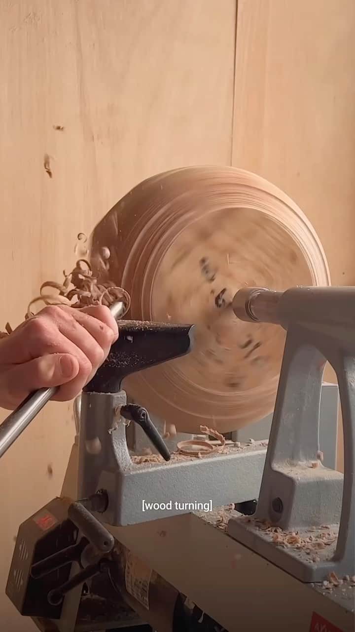 YouTubeのインスタグラム：「that @henrykeatecarpentry bowl looks sooo smoooth 😍」