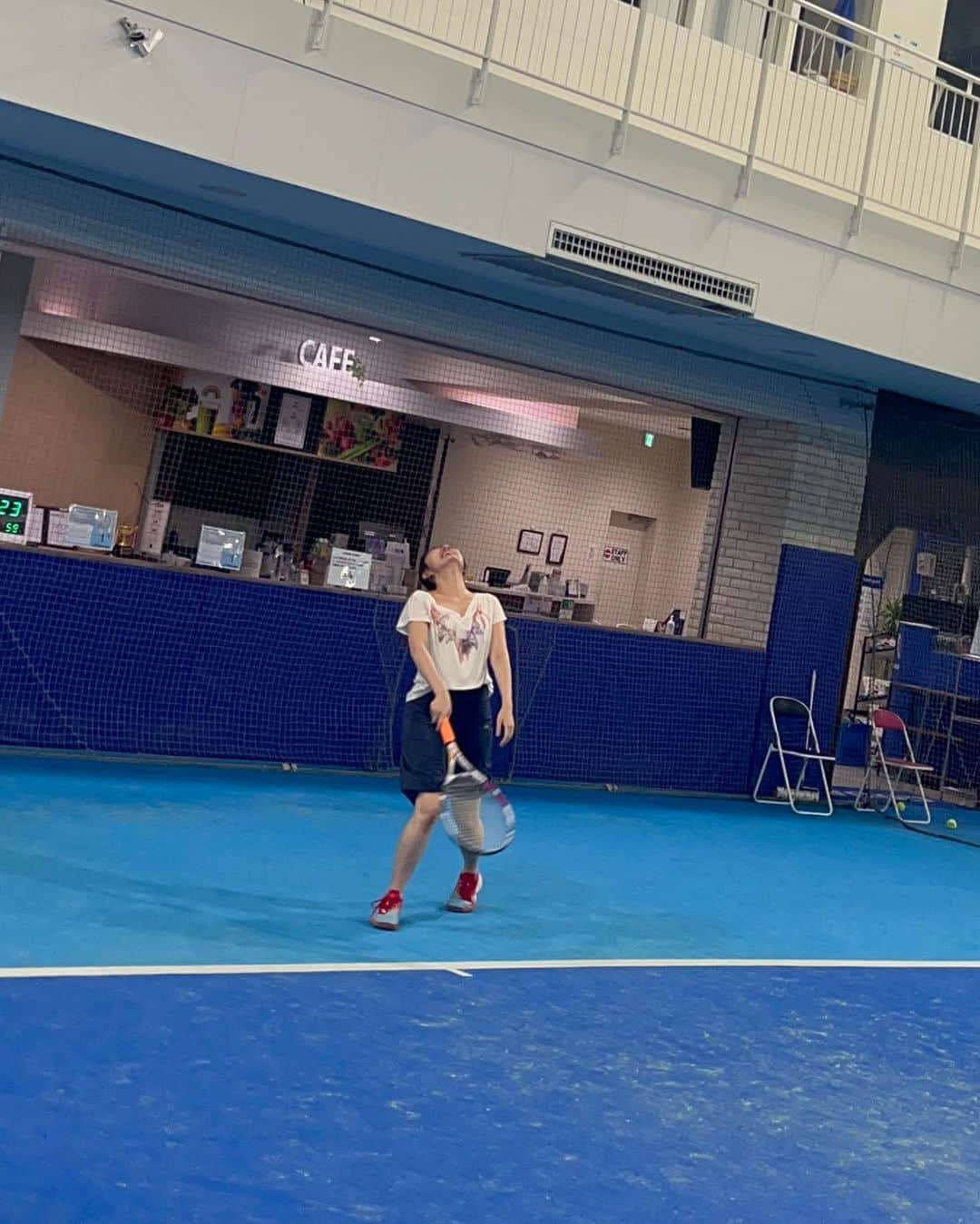 真衣ひなのさんのインスタグラム写真 - (真衣ひなのInstagram)「🎾 『あ、テニスしたい！』 前触れなく落ちる好奇心の雷。 こうなるともう私はじっとしていられない。  一応、中学の頃ソフトテニス部だった私。 当時の実力は、卒業試合でストレート負け という、嘘でも上手いとは言えない腕前。 10年以上経って才能開花のはずもなく。 一応経験者という訳でラリーからスタートするも 続かないラリー、かっこわるいフォーム。 『映えるフォームにしましょ🤓🔥』 先生による映え指導(?)入りまして‥ 80分間のレッスンでとても見違えました！！ (見違えるって自分で言う？) へっぽこ姿がどのようにマシになったのか！ ‥今度ビフォアフ動画載せるので見てね🤫 それにしても楽しかった！テニス！最高！ 褒め上手な先生！ありがとう！ ビバ！筋肉痛！！！🫨 . #ラリー５往復 #凄い凄いと褒めそやされる #軽井沢で試合しよう #調子に乗るのびっくり早い #右腕筋肉痛もはや負傷  tops: 昔ねねさんに頂いたおしゃてぃーしゃつ。 . . PR @godaikameido #テニス女子 #GODAI  #テニスコーチ #スポーツ #GODAI亀戸 #江東区テニス」9月13日 19時59分 - hinano_mai