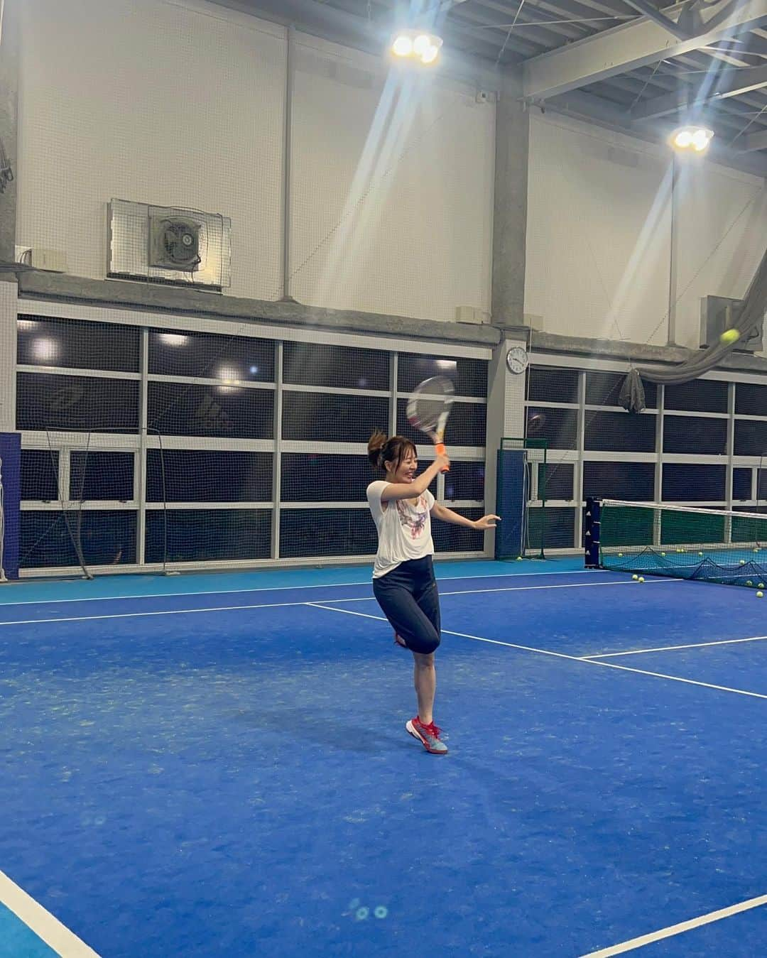 真衣ひなのさんのインスタグラム写真 - (真衣ひなのInstagram)「🎾 『あ、テニスしたい！』 前触れなく落ちる好奇心の雷。 こうなるともう私はじっとしていられない。  一応、中学の頃ソフトテニス部だった私。 当時の実力は、卒業試合でストレート負け という、嘘でも上手いとは言えない腕前。 10年以上経って才能開花のはずもなく。 一応経験者という訳でラリーからスタートするも 続かないラリー、かっこわるいフォーム。 『映えるフォームにしましょ🤓🔥』 先生による映え指導(?)入りまして‥ 80分間のレッスンでとても見違えました！！ (見違えるって自分で言う？) へっぽこ姿がどのようにマシになったのか！ ‥今度ビフォアフ動画載せるので見てね🤫 それにしても楽しかった！テニス！最高！ 褒め上手な先生！ありがとう！ ビバ！筋肉痛！！！🫨 . #ラリー５往復 #凄い凄いと褒めそやされる #軽井沢で試合しよう #調子に乗るのびっくり早い #右腕筋肉痛もはや負傷  tops: 昔ねねさんに頂いたおしゃてぃーしゃつ。 . . PR @godaikameido #テニス女子 #GODAI  #テニスコーチ #スポーツ #GODAI亀戸 #江東区テニス」9月13日 19時59分 - hinano_mai