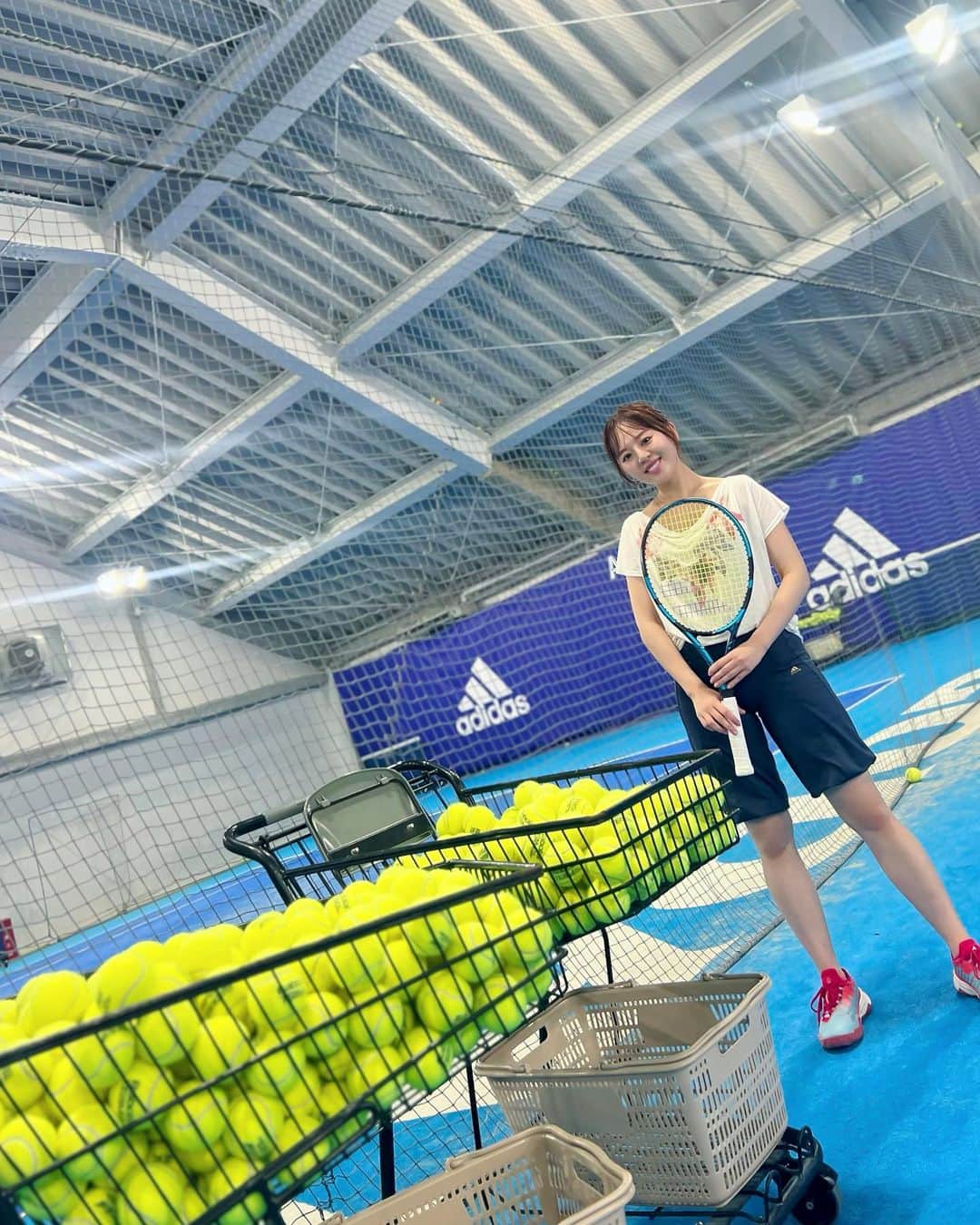 真衣ひなのさんのインスタグラム写真 - (真衣ひなのInstagram)「🎾 『あ、テニスしたい！』 前触れなく落ちる好奇心の雷。 こうなるともう私はじっとしていられない。  一応、中学の頃ソフトテニス部だった私。 当時の実力は、卒業試合でストレート負け という、嘘でも上手いとは言えない腕前。 10年以上経って才能開花のはずもなく。 一応経験者という訳でラリーからスタートするも 続かないラリー、かっこわるいフォーム。 『映えるフォームにしましょ🤓🔥』 先生による映え指導(?)入りまして‥ 80分間のレッスンでとても見違えました！！ (見違えるって自分で言う？) へっぽこ姿がどのようにマシになったのか！ ‥今度ビフォアフ動画載せるので見てね🤫 それにしても楽しかった！テニス！最高！ 褒め上手な先生！ありがとう！ ビバ！筋肉痛！！！🫨 . #ラリー５往復 #凄い凄いと褒めそやされる #軽井沢で試合しよう #調子に乗るのびっくり早い #右腕筋肉痛もはや負傷  tops: 昔ねねさんに頂いたおしゃてぃーしゃつ。 . . PR @godaikameido #テニス女子 #GODAI  #テニスコーチ #スポーツ #GODAI亀戸 #江東区テニス」9月13日 19時59分 - hinano_mai