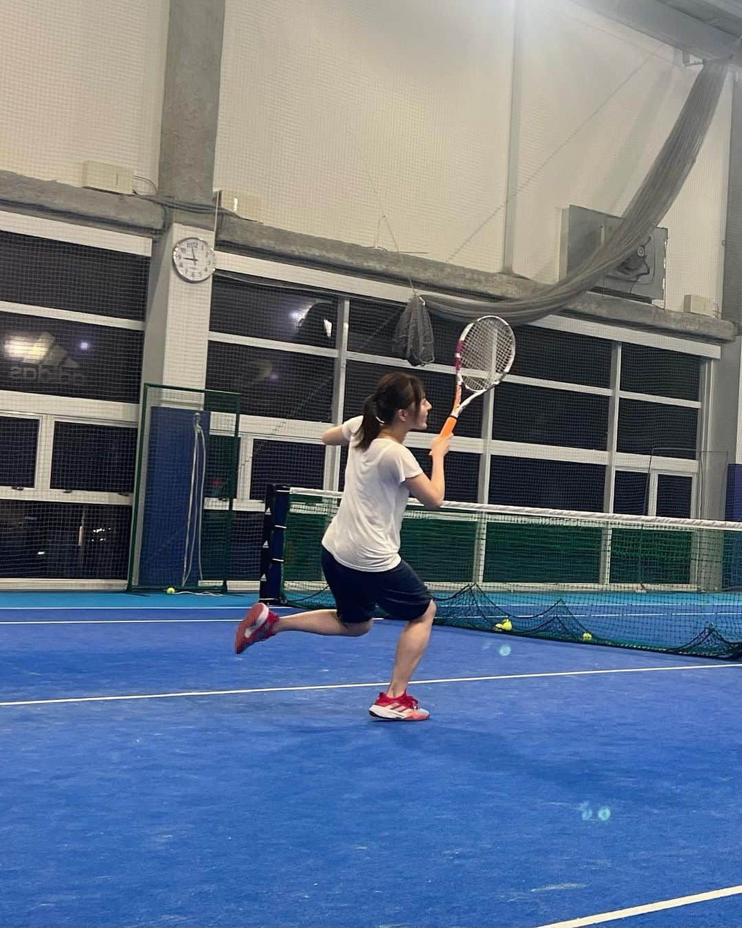 真衣ひなのさんのインスタグラム写真 - (真衣ひなのInstagram)「🎾 『あ、テニスしたい！』 前触れなく落ちる好奇心の雷。 こうなるともう私はじっとしていられない。  一応、中学の頃ソフトテニス部だった私。 当時の実力は、卒業試合でストレート負け という、嘘でも上手いとは言えない腕前。 10年以上経って才能開花のはずもなく。 一応経験者という訳でラリーからスタートするも 続かないラリー、かっこわるいフォーム。 『映えるフォームにしましょ🤓🔥』 先生による映え指導(?)入りまして‥ 80分間のレッスンでとても見違えました！！ (見違えるって自分で言う？) へっぽこ姿がどのようにマシになったのか！ ‥今度ビフォアフ動画載せるので見てね🤫 それにしても楽しかった！テニス！最高！ 褒め上手な先生！ありがとう！ ビバ！筋肉痛！！！🫨 . #ラリー５往復 #凄い凄いと褒めそやされる #軽井沢で試合しよう #調子に乗るのびっくり早い #右腕筋肉痛もはや負傷  tops: 昔ねねさんに頂いたおしゃてぃーしゃつ。 . . PR @godaikameido #テニス女子 #GODAI  #テニスコーチ #スポーツ #GODAI亀戸 #江東区テニス」9月13日 19時59分 - hinano_mai