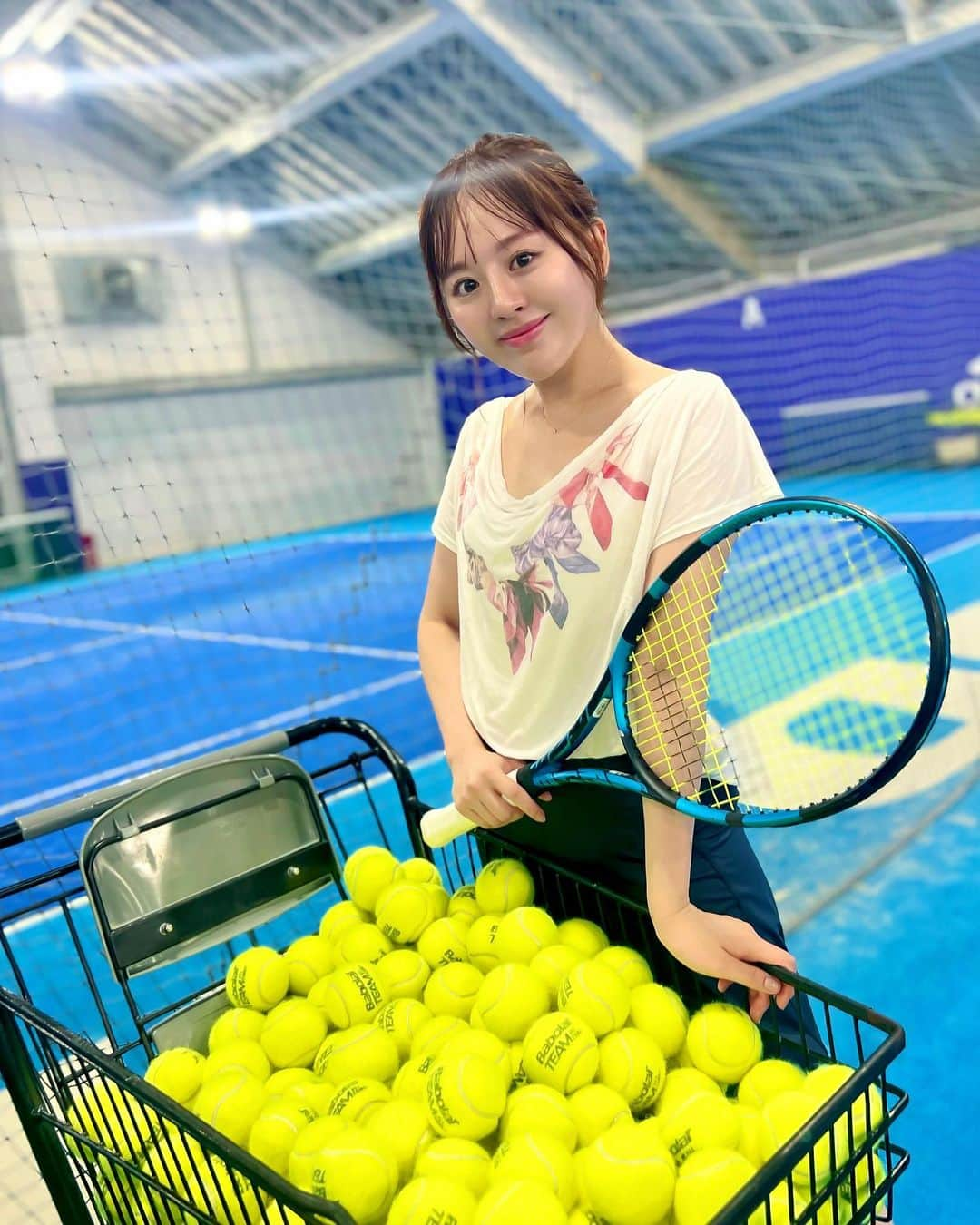 真衣ひなのさんのインスタグラム写真 - (真衣ひなのInstagram)「🎾 『あ、テニスしたい！』 前触れなく落ちる好奇心の雷。 こうなるともう私はじっとしていられない。  一応、中学の頃ソフトテニス部だった私。 当時の実力は、卒業試合でストレート負け という、嘘でも上手いとは言えない腕前。 10年以上経って才能開花のはずもなく。 一応経験者という訳でラリーからスタートするも 続かないラリー、かっこわるいフォーム。 『映えるフォームにしましょ🤓🔥』 先生による映え指導(?)入りまして‥ 80分間のレッスンでとても見違えました！！ (見違えるって自分で言う？) へっぽこ姿がどのようにマシになったのか！ ‥今度ビフォアフ動画載せるので見てね🤫 それにしても楽しかった！テニス！最高！ 褒め上手な先生！ありがとう！ ビバ！筋肉痛！！！🫨 . #ラリー５往復 #凄い凄いと褒めそやされる #軽井沢で試合しよう #調子に乗るのびっくり早い #右腕筋肉痛もはや負傷  tops: 昔ねねさんに頂いたおしゃてぃーしゃつ。 . . PR @godaikameido #テニス女子 #GODAI  #テニスコーチ #スポーツ #GODAI亀戸 #江東区テニス」9月13日 19時59分 - hinano_mai