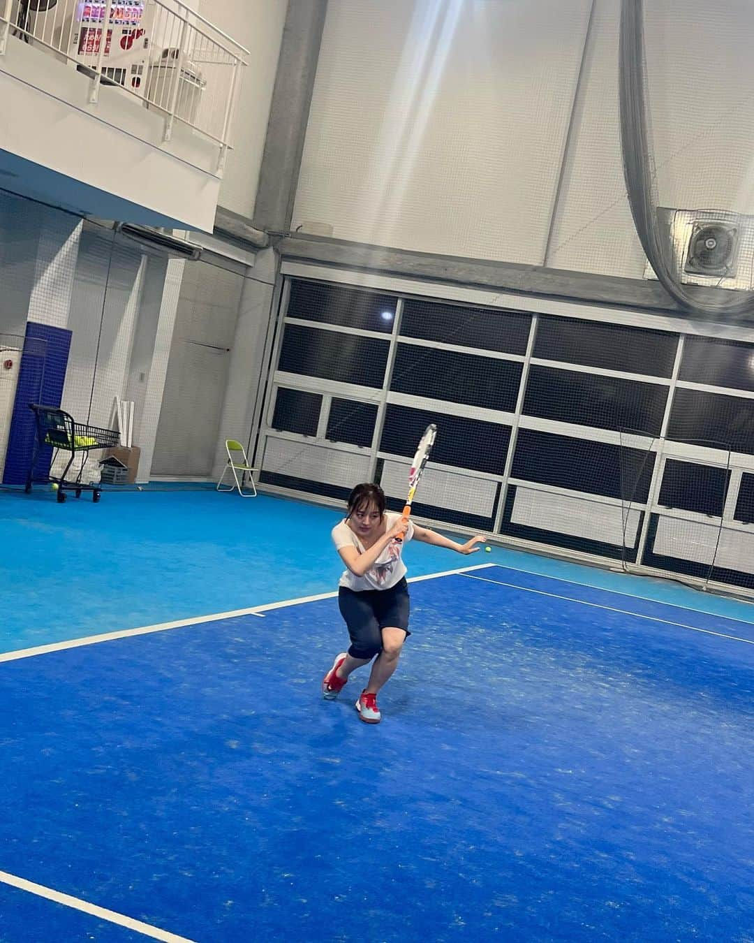 真衣ひなのさんのインスタグラム写真 - (真衣ひなのInstagram)「🎾 『あ、テニスしたい！』 前触れなく落ちる好奇心の雷。 こうなるともう私はじっとしていられない。  一応、中学の頃ソフトテニス部だった私。 当時の実力は、卒業試合でストレート負け という、嘘でも上手いとは言えない腕前。 10年以上経って才能開花のはずもなく。 一応経験者という訳でラリーからスタートするも 続かないラリー、かっこわるいフォーム。 『映えるフォームにしましょ🤓🔥』 先生による映え指導(?)入りまして‥ 80分間のレッスンでとても見違えました！！ (見違えるって自分で言う？) へっぽこ姿がどのようにマシになったのか！ ‥今度ビフォアフ動画載せるので見てね🤫 それにしても楽しかった！テニス！最高！ 褒め上手な先生！ありがとう！ ビバ！筋肉痛！！！🫨 . #ラリー５往復 #凄い凄いと褒めそやされる #軽井沢で試合しよう #調子に乗るのびっくり早い #右腕筋肉痛もはや負傷  tops: 昔ねねさんに頂いたおしゃてぃーしゃつ。 . . PR @godaikameido #テニス女子 #GODAI  #テニスコーチ #スポーツ #GODAI亀戸 #江東区テニス」9月13日 19時59分 - hinano_mai