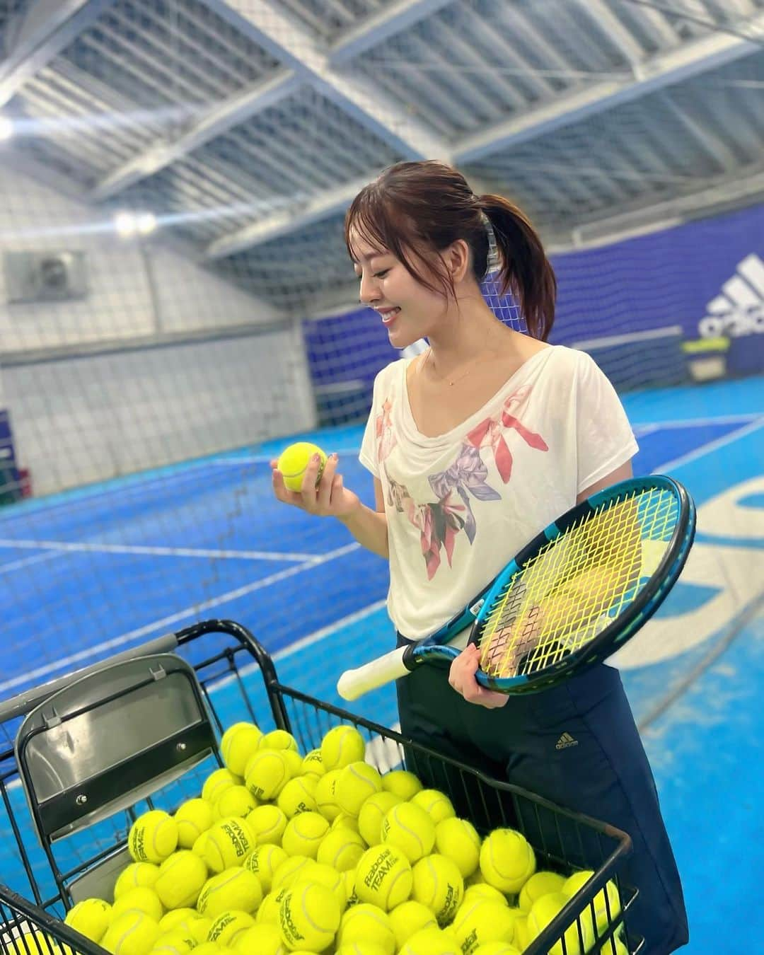 真衣ひなのさんのインスタグラム写真 - (真衣ひなのInstagram)「🎾 『あ、テニスしたい！』 前触れなく落ちる好奇心の雷。 こうなるともう私はじっとしていられない。  一応、中学の頃ソフトテニス部だった私。 当時の実力は、卒業試合でストレート負け という、嘘でも上手いとは言えない腕前。 10年以上経って才能開花のはずもなく。 一応経験者という訳でラリーからスタートするも 続かないラリー、かっこわるいフォーム。 『映えるフォームにしましょ🤓🔥』 先生による映え指導(?)入りまして‥ 80分間のレッスンでとても見違えました！！ (見違えるって自分で言う？) へっぽこ姿がどのようにマシになったのか！ ‥今度ビフォアフ動画載せるので見てね🤫 それにしても楽しかった！テニス！最高！ 褒め上手な先生！ありがとう！ ビバ！筋肉痛！！！🫨 . #ラリー５往復 #凄い凄いと褒めそやされる #軽井沢で試合しよう #調子に乗るのびっくり早い #右腕筋肉痛もはや負傷  tops: 昔ねねさんに頂いたおしゃてぃーしゃつ。 . . PR @godaikameido #テニス女子 #GODAI  #テニスコーチ #スポーツ #GODAI亀戸 #江東区テニス」9月13日 19時59分 - hinano_mai