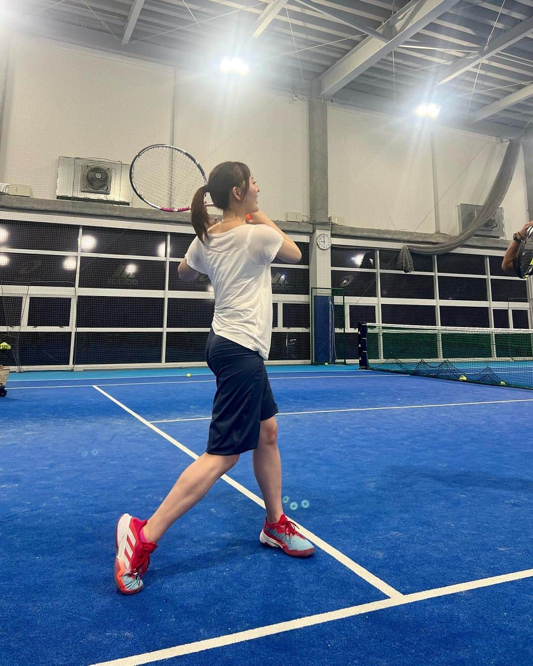 真衣ひなのさんのインスタグラム写真 - (真衣ひなのInstagram)「🎾 『あ、テニスしたい！』 前触れなく落ちる好奇心の雷。 こうなるともう私はじっとしていられない。  一応、中学の頃ソフトテニス部だった私。 当時の実力は、卒業試合でストレート負け という、嘘でも上手いとは言えない腕前。 10年以上経って才能開花のはずもなく。 一応経験者という訳でラリーからスタートするも 続かないラリー、かっこわるいフォーム。 『映えるフォームにしましょ🤓🔥』 先生による映え指導(?)入りまして‥ 80分間のレッスンでとても見違えました！！ (見違えるって自分で言う？) へっぽこ姿がどのようにマシになったのか！ ‥今度ビフォアフ動画載せるので見てね🤫 それにしても楽しかった！テニス！最高！ 褒め上手な先生！ありがとう！ ビバ！筋肉痛！！！🫨 . #ラリー５往復 #凄い凄いと褒めそやされる #軽井沢で試合しよう #調子に乗るのびっくり早い #右腕筋肉痛もはや負傷  tops: 昔ねねさんに頂いたおしゃてぃーしゃつ。 . . PR @godaikameido #テニス女子 #GODAI  #テニスコーチ #スポーツ #GODAI亀戸 #江東区テニス」9月13日 19時59分 - hinano_mai