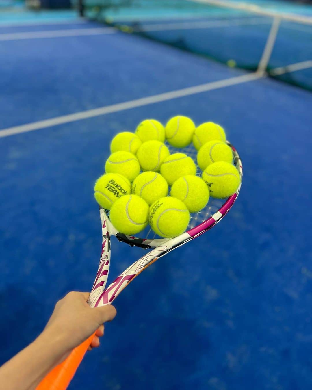 真衣ひなのさんのインスタグラム写真 - (真衣ひなのInstagram)「🎾 『あ、テニスしたい！』 前触れなく落ちる好奇心の雷。 こうなるともう私はじっとしていられない。  一応、中学の頃ソフトテニス部だった私。 当時の実力は、卒業試合でストレート負け という、嘘でも上手いとは言えない腕前。 10年以上経って才能開花のはずもなく。 一応経験者という訳でラリーからスタートするも 続かないラリー、かっこわるいフォーム。 『映えるフォームにしましょ🤓🔥』 先生による映え指導(?)入りまして‥ 80分間のレッスンでとても見違えました！！ (見違えるって自分で言う？) へっぽこ姿がどのようにマシになったのか！ ‥今度ビフォアフ動画載せるので見てね🤫 それにしても楽しかった！テニス！最高！ 褒め上手な先生！ありがとう！ ビバ！筋肉痛！！！🫨 . #ラリー５往復 #凄い凄いと褒めそやされる #軽井沢で試合しよう #調子に乗るのびっくり早い #右腕筋肉痛もはや負傷  tops: 昔ねねさんに頂いたおしゃてぃーしゃつ。 . . PR @godaikameido #テニス女子 #GODAI  #テニスコーチ #スポーツ #GODAI亀戸 #江東区テニス」9月13日 19時59分 - hinano_mai