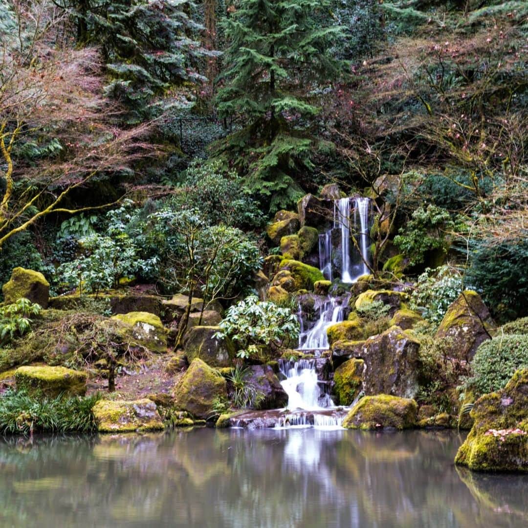 アメリカ大使館さんのインスタグラム写真 - (アメリカ大使館Instagram)「アメリカ50州を毎週1州ずつご紹介するプロジェクト「#全米50州の魅力」。第37回目は、太平洋岸に位置するオレゴン州 (Oregon)です。 自然の美しさが際立つオレゴン州はには壮大な山々、美しい海岸線、森林、湖、川が広がり、アウトドア愛好家にとって理想的な場所です。また、ポートランドといった都市も文化的な多様性と進歩的な雰囲気で知られ、食文化やアートシーンも充実しています。  2枚目の写真のピトック邸は1914年に建てられたルネサンス様式の邸宅。3枚目はポートランド日本庭園で撮られたものです。  📍: Crater Lake National Park 📍: Pittock Mansion 📍: Portland Japanese Garden  #オレゴン #Oregon #OR #Portland #TheBeaverState」9月13日 20時00分 - usembassytokyo