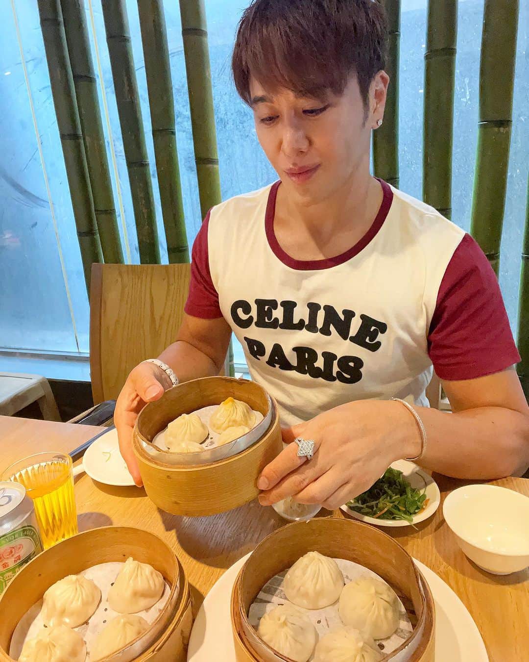 Atsushiさんのインスタグラム写真 - (AtsushiInstagram)「. . 台湾に来たら、やっぱり小籠包ということで、 杭州小籠湯包の2号店へ。 こちらは小籠湯包と字の如く🥟 薄い皮の中にスープがたっぷりなんです。  プレーン、蟹味噌、トリュフをオーダー。 全て美味しかったけれど、特に濃厚な旨味で 溢れていたトリュフと蟹味噌が美味しすぎました😋  鶏肉のスープは、クリアなスープが薄味なのに 鶏肉の旨味がすごくて、ずっと飲んでいられる美味しさ🩷 小菜のハヤトウリの芽の和物も美味。 台湾ビールによく合いました🍺  Very delicious xiaolongbao!!! The skin is very thin and there is plenty of soup inside🥟 Enjoyed 3 types: plain, crab miso, and truffle.  #杭州小籠湯包 #小籠包 #台北グルメ #台北美食  #taipeifoodie #taipeirestaurant」9月13日 20時00分 - atsushi_416