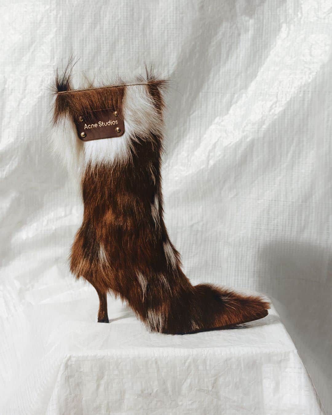 Acne Studiosさんのインスタグラム写真 - (Acne StudiosInstagram)「Dressed in cow print. New #AcneStudios pointy boots have arrived in store and online. ⁣ ⁣ Photographer: #JeanMarieBinet (@JimBiners)⁣⁣ Set designer: #AliceKirkpatrick (@Alicekpk)⁣」9月13日 20時00分 - acnestudios