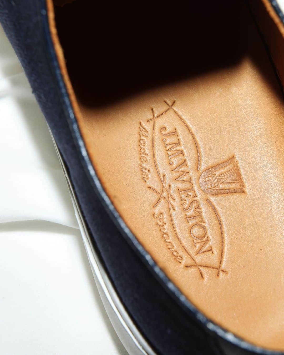 UOMOさんのインスタグラム写真 - (UOMOInstagram)「【エディター推し】J.M. WESTON  1938テニス  ラグジュアリーブランドから注目の新鋭ブランドまで、UOMO編集部員が見つけた“推しアイテム”を紹介。  VANSばかり履いている僕が心を許した靴です。みなさんはこれを見たときにどこのブランドだと思いますか？　コンバース？　プロケッズ？　そんないい意味でどこにでもありそうなシューズをJ.M. WESTONがつくってくれました。  1938年のアーカイブから復刻された一足は手に取ってみると程よい重さがあり、革靴をベースとするブランドの堅実な作りが垣間見えます。  履いてびっくりしたのはシューレースがゴムであること。これにより靴紐をほどいてはく必要がない。そうなんです、僕の大好きなVANSのスリッポン仕様なんです！　フォーマルへのハズシとしてではなく、カジュアルなコーディネートに馴染ませて履いている大人、間違いなくかっこいい。（UOMO編集 鶴田）  #エディター推し #JMWESTON  #uomo #uomo_magazine #webuomo」9月13日 20時00分 - uomo_magazine