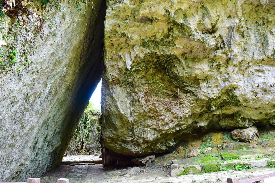 Be.okinawaのインスタグラム：「"Utaki" refers to the sacred areas for worship and prayer in Okinawa, and the Sefa Utaki is a UNESCO World Heritage Site known for its ancient prayer culture.   Considered one of the most sacred sites in the Ryukyu Kingdom, the Sefa Utaki is still visited by locals and pilgrims today. Feel the deep thoughts and prayers that convey the gratitude of the faithfuls when visiting Sefa Utaki.  #japan #okinawa #visitokinawa #okinawajapan #discoverjapan #japantravel #okinawatradition #okinawascaredsites #unesco #okinawaheritage #utaki #sefuutaki」