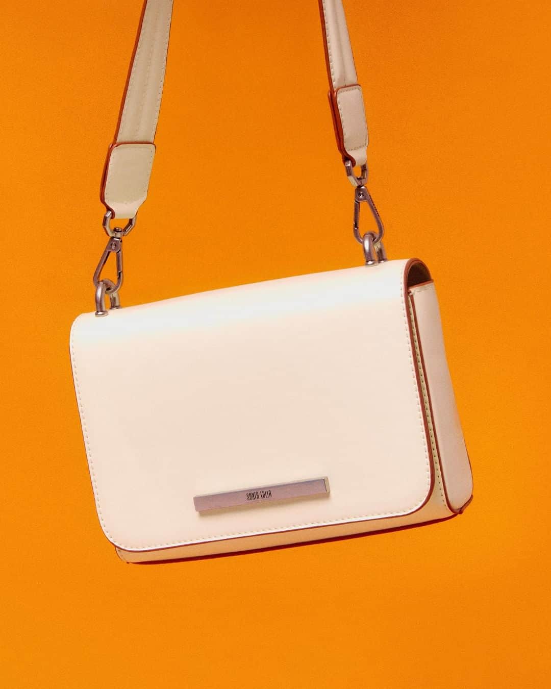 Santa Lollaのインスタグラム：「Versátil e democrática, os novos shapes SL bags foram atualizados com novas cores e detalhamentos minimalistas que dão aquele up instantâneo nas produções casuais. Desliza para ver outro modelo. [ Flap: R$249,90 | Baguete: R$199,90 ]  #santalolla #santalollaverao24 #SLhandbags」