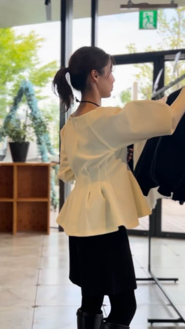 のインスタグラム：「受注会コーデ♡ 見返したら4日間ともモノトーンだった🤭  @dolce._official のお手伝いをさせてもらってから 東京では3回目、大阪では4回目となる受注会✨ 毎回緊張でいっぱいですが、会うとホッとする顔馴染みの お客様に会えるのも楽しみのひとつに☺️  今回もたくさんの方とお会いできて本当に楽しかった🫶 ご来場いただた皆様ありがとうございました🥰  #maisondedolce #メゾンドドルチェ」