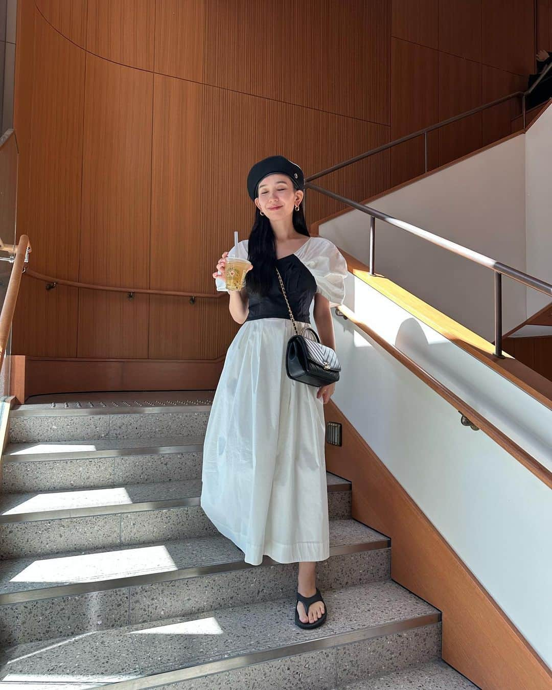 鈴木詩織さんのインスタグラム写真 - (鈴木詩織Instagram)「この夏、何回も着たお気に入りワンピ🖤🤍  モノクロ好きにはたまらない🥹 ベレー帽をかぶって少し秋っぽくしてみたよん🍂似合っているかはわからないけど、前髪あたりをちゃんとセットしなくていいから楽デス笑  最近食べて美味しかったスペイン料理🥘 殻ごと入ったアヒージョは旨みが凄くて、それをパエリアにちょろっとかけて食べたら最高でした🫶🏻  ⁡  ⁡  #shiorin_styling#elendeek#elendeek_snap#chapeaudo#エレンディーク#シャポードオー」9月13日 20時00分 - shiorin0802suzuki