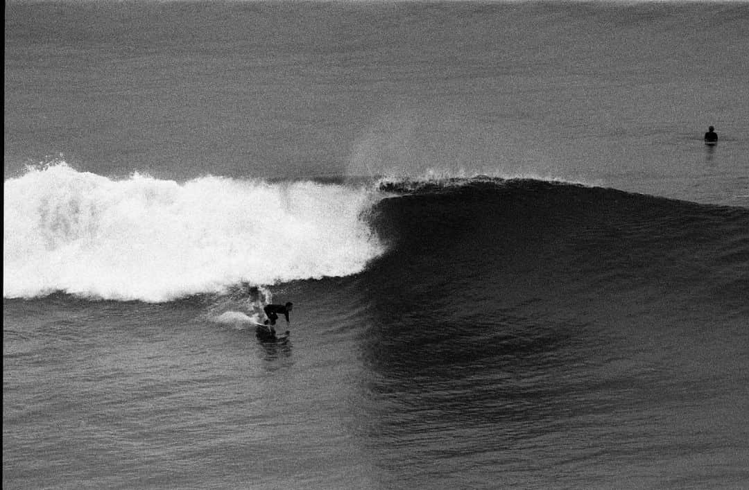 平原颯馬のインスタグラム：「Peeking from top of the hill. @soma_hirahara  #nikonf80 #ilforddelta400 #35mm」