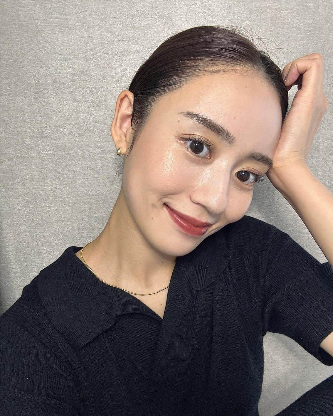 井手口瑞歩のインスタグラム：「💄 今まであんまり使ってるコスメを 詳しく紹介とかしたことなかったんだけど 最近コスメ変えてみたら良すぎた為ご紹介✌🏻 . 中国コスメの艶感が大好きで 花西子のパウダーとハイライトが 気になってサイト見たらリップと 新作のチークも可愛くてついでにゲット☝🏻 . 今回特に激推ししたいのがハイライト🤍 最後に動画も載せたから分かりやすいと 思うんだけどとにかく艶がすごい👏🏻 私はこのくらい強めの艶が大好きだから 買って大正解だったんだけど強すぎるのは 苦手って方は鼻筋だけとかにすると良いかも🤔 . パウダーもTHE中国コスメ！て感じで 毛穴レスの陶器肌にしてくれるよ❤︎ 毛穴どこいった？てくらい消してくれるから 透明感も出るしサラサラしてて付け心地も🙆🏻‍♀️ . チークは艶！てよりも肌馴染み良い質感で ピーチコーラル系だからイエベの方向きかな？ ナチュラルメイク思考の方に特にオススメです🌿 花西子のリップティント実は結構前から 愛用してるんだけど落ちにくくて大好きなの！ G401はブラウンベージュ系の色味だから 秋に沢山活躍してくれそう🍁 カラバリは８色で他の色もオススメ！ . 花西子のコスメはとにかく彫刻が美しくて パケも可愛いからテンション上がるし プレゼントにもオススメです🎁 これ案件なん？くらい情報詰め込んだけど 案件ではなくただの押し付けでした👐🏻笑 . #花西子 #florasis #フローラシス #双花彫刻ハイライト #ハイライト  #リップ #リップティント #中国メイク  #中国コスメ #中華コスメ  #みずほのおすすめコスメ」