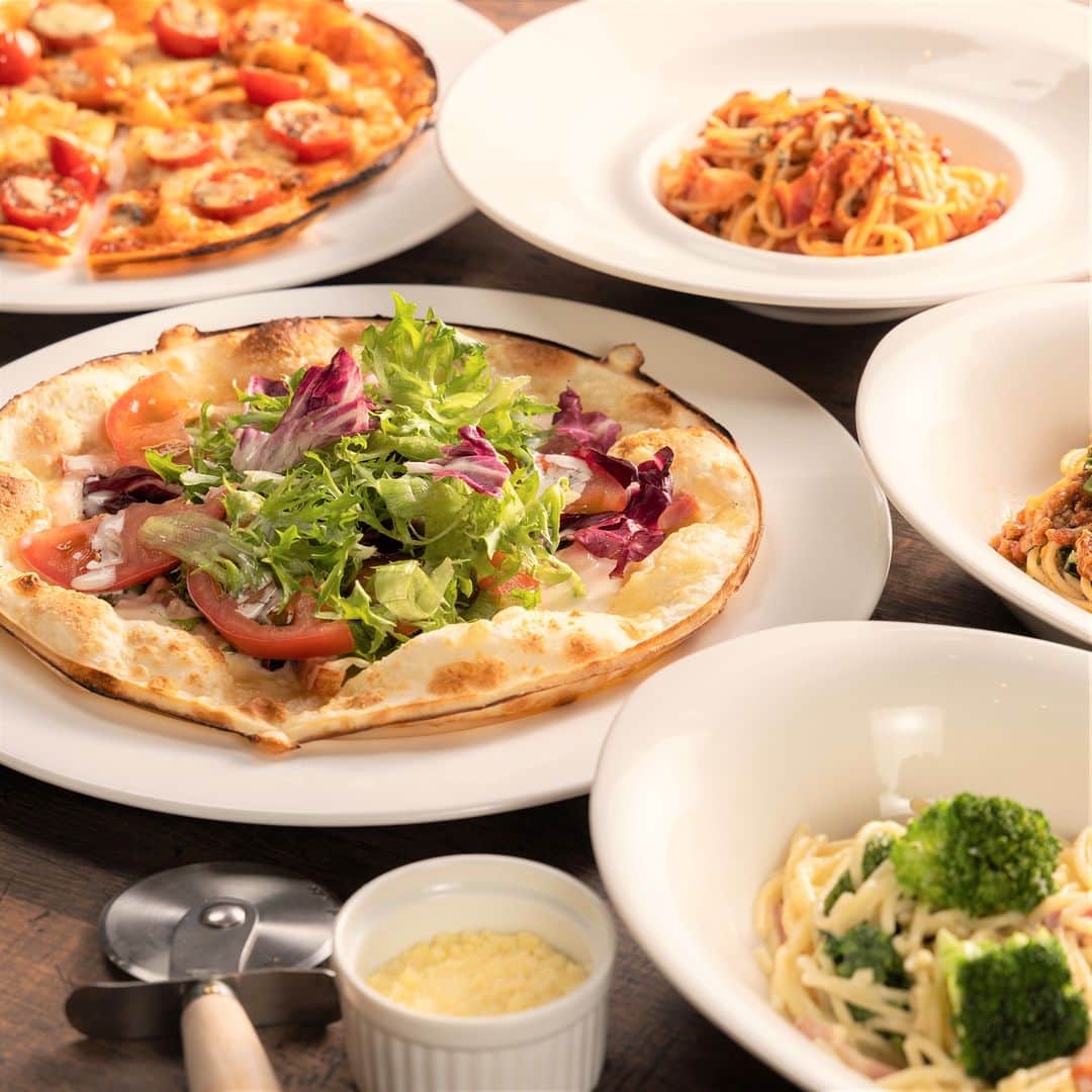 ANA CROWNE PLAZA TOYAMAのインスタグラム：「毎週金曜日は 『ピッツァ・パスタ食べ放題』  1F カフェ・イン・ザ・パークで毎週金曜日に提供するピッツァ・パスタ食べ放題「パンチャ・ピエナ」！ IHG・ANAホテルズグループであるホテルインディゴ軽井沢オールデイダイニング「KAGARIBI」八巻 純平シェフ監修のピッツァ＆パスタ各5種類のバラエティ豊かな味わいを、ブッフェスタイルでお楽しみいただけます。  パンチャ・ピエナは、“お腹いっぱい”という意味のイタリア語です。 お腹いっぱいになるまで、思う存分味わってくださいね♪  ◆ピッツァ・パスタ食べ放題　 「パンチャ・ピエナ」 【期間】2023年12月29日（金）までの毎週金曜日 【時間】11:30－14:30　(L.O.14:00) 【料金】1名様 ¥2,750  【内容】ピッツァ・パスタ・サラダ・スープ・パン・ 　　　　デザート食べ放題&ドリンクバー付き  ＜ピッツァ＞　全5種 ベニズワイ蟹と長ねぎ／ベーコン、レタス、トマト／マルゲリータ／4種のチーズ（ブルーチーズ・チェダーチーズ・カマンベールチーズ・パルメザンチーズ）／釜揚げしらすとトマトのジェノベーゼ  ＜パスタ＞　全5種 ベーコンとトマト／富山県産白エビと小松菜／ベーコンとブロッコリーのクリーム／ベニズワイ蟹と長ねぎ／高菜のボロネーゼ  ▶ご予約＆詳細情報は、 （@ana_crowne_plaza_toyama）内に記載のリンク➡「ピッツァ・パスタ食べ放題」よりお進みください！  お電話でのお問い合わせは、 TEL. 0570-04-1080（ナビダイヤル③⇒②） カフェ・イン・ザ・パークまで  #anaクラウンプラザホテル富山 #anacrowneplazatoyama #富山 #toyama  #カフェインザパーク #ピッツァ #パスタ #食べ放題 #ランチブッフェ」
