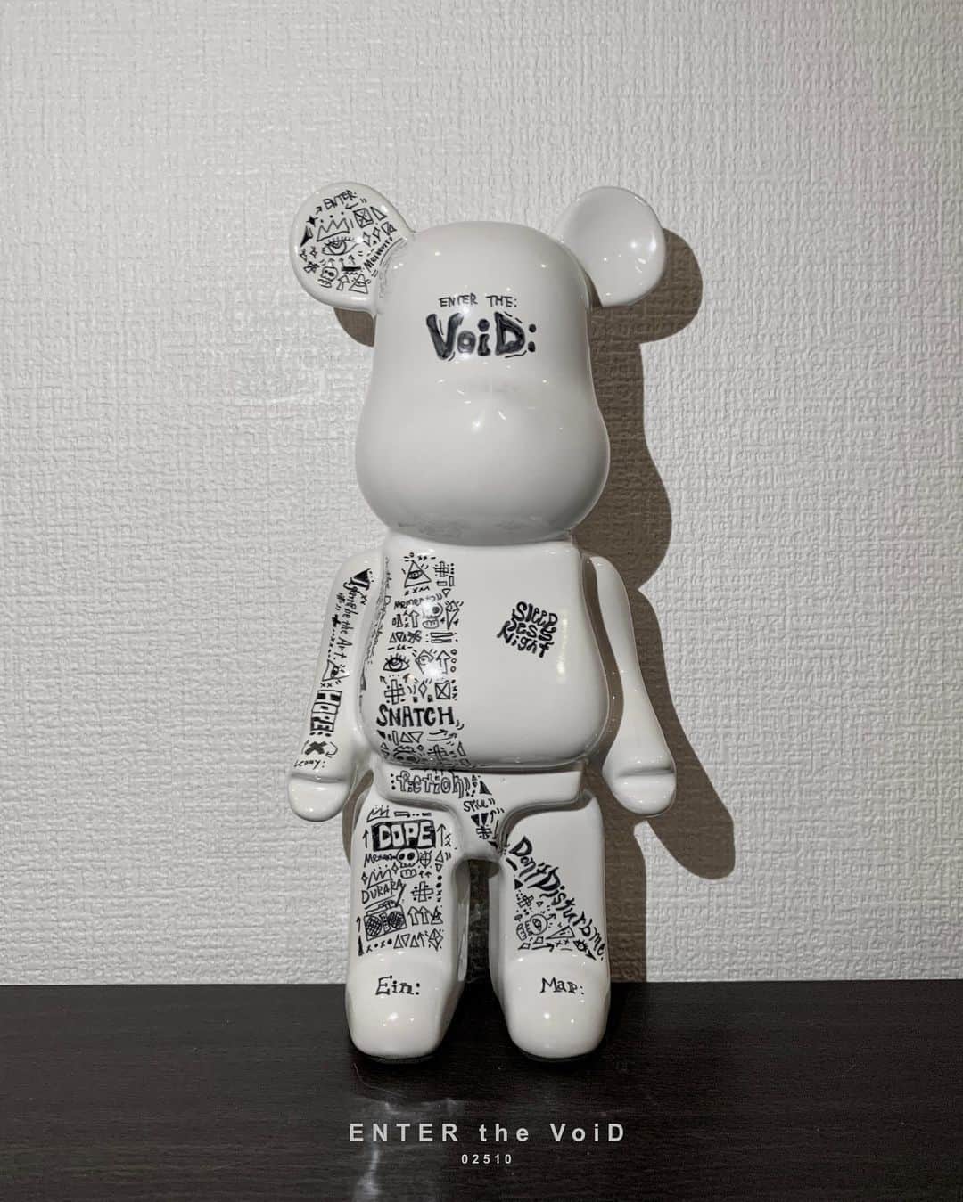 のインスタグラム：「. 家でペイントして遊びました こういうの描くのが好きです。  何個か描いて飾りたいけど それはそれで疲れる笑  まずは第一号！  ENTER the VoiD  #ペイント#アレンジ #アート#bearbrick #ベアブリック #blackandwhite#lowbrowpopsurrealists  #イラスト」