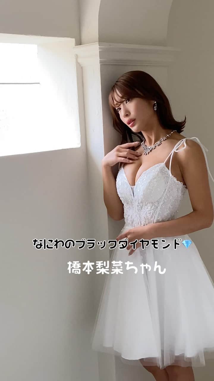 ドレスショップTIKA公式のインスタグラム：「橋本梨菜ちゃん‪🫶🤍ℍ𝕒𝕡𝕡𝕪𝕓𝕚𝕣𝕥𝕙𝕕𝕒𝕪🥳🎉🎂 お誕生日SALE開催中です👗𓈒𓂂𓏸  【 9月13日 】は… Tikaモデル・ショーイベントで活躍中🔥  なにわのブラックダイヤモンド🖤こと 【💎橋本梨菜ちゃん💎】のお誕生日ッ🎂✨  セクシーすぎるダイナマイトボディー💥 と 眩しすぎるキラキラ笑顔✨ で Tikaのドレスを一層輝かせてくれ梨菜ちゃんに、  いつもありがとう💐と お誕生日おめでとうのお気持ちを込めて🌈  💎🖤💎🖤💎🖤💎🖤💎🖤  梨菜ちゃん着用アイテム 💛全品対象!!💛 ＼✨ドレス👗コスプレ👯‍♀️水着👙も✨／ 🎉MAX 50%OFF🎉  💎🖤💎🖤💎🖤💎🖤💎🖤   #橋本梨菜  #なにわのブラックダイヤモンド  #ホワイトドレス  #キャバドレス  #キャバドレスはtika  #インポートドレス」