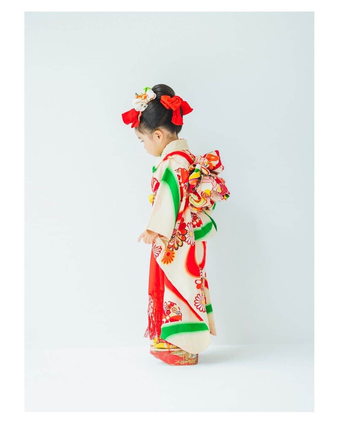 高山直子のインスタグラム：「毎年撮っているバースデーPhoto🎈 今年は七五三の前撮りを兼ねてにしました✨ 毛量が少なめの娘ですが、なんとか日本髪にしたくて生まれてから一度も切らず伸ばしていて👘（前髪は1歳半ごろから伸ばしてました） スタジオは念願の三山写真館 @miyama_photo  インスタで見つけた写真に一目惚れし、絶対撮ってもらいたい！と張り切って申し込み、石川県まで✈️ 温度のある、最高の姿を撮っていただきわたしの夢が一つ叶いました✨ 家族写真もとても良い記念なので大きなパネルにしようと思います🫶 当日の参拝も楽しみ。 元気に成長してくれてありがとう👧🏻」