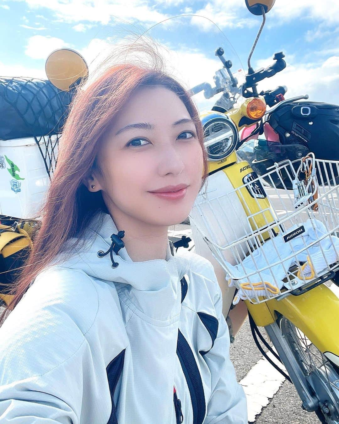 金田彩奈のインスタグラム：「🛵  【HERUNE】 おニューのバイクウェア🤍 軽くてとっても着やすい🥰  #バイク #バイク女子 #バイク乗り #バイクのある生活 #バイクのある風景 #バイク好き #バイクが好きだ #バイク好きな人と繋がりたい #バイク乗りと繋がりたい #バイク旅 #バイクツーリング #バイクが好きだ #カブ #スーパーカブ #カブツー #herune #アングラー #釣り女子 #釣りガール #cub #supercub #cb400 #gsxs1000gt #bike #bikelife #biker #bikegirl #motercycle #bikeweek #bikewear #angler」