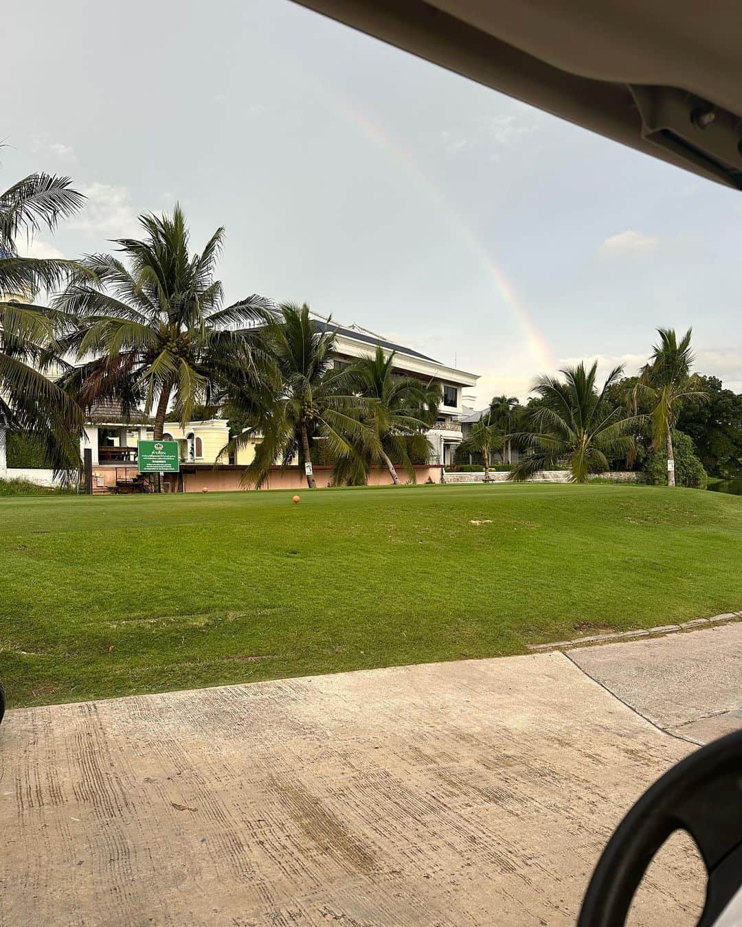 AMI（アミ）さんのインスタグラム写真 - (AMI（アミ）Instagram)「it rains a lot in thailand these days ☔️ but then you get to see the beautiful rainbow ☺️🌈  タイは雨季だから最近雨が降るの☔️ でも止んだ後には綺麗な虹が見えるょ☺️🌈  #虹 #ゴルフ女子 #ゴルフウェア #ゴルフコーデ #UTAA #golfwear #golfgirls #thailandtravel #bkk」9月13日 20時20分 - amyypatton