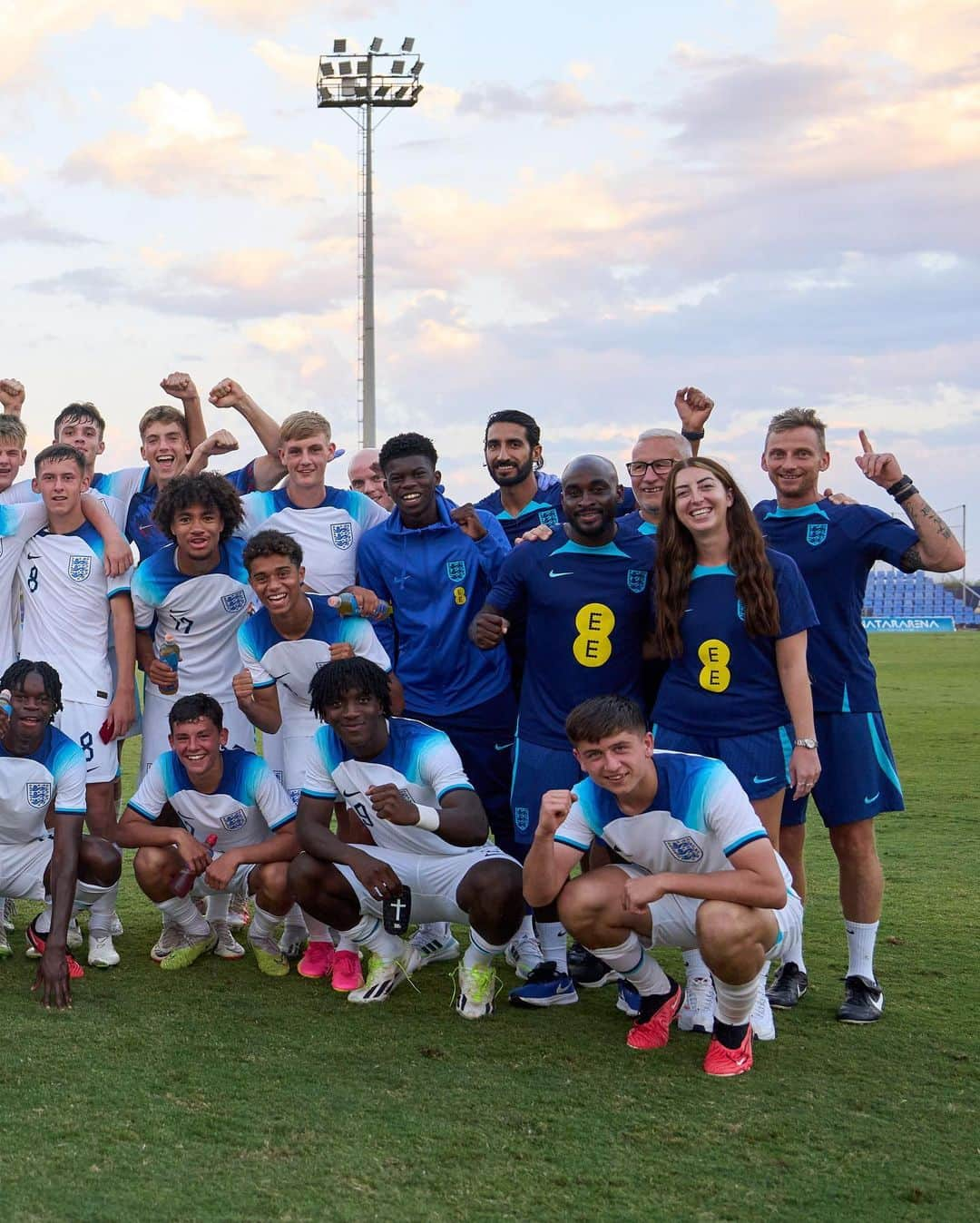 サッカー イングランド代表チームさんのインスタグラム写真 - (サッカー イングランド代表チームInstagram)「An impressive 4️⃣-1️⃣ win over Spain for our men’s Under-17s. Love it, #YoungLions! 👏」9月13日 20時15分 - england