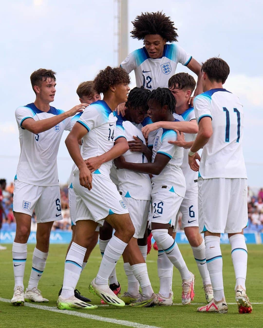 サッカー イングランド代表チームさんのインスタグラム写真 - (サッカー イングランド代表チームInstagram)「An impressive 4️⃣-1️⃣ win over Spain for our men’s Under-17s. Love it, #YoungLions! 👏」9月13日 20時15分 - england