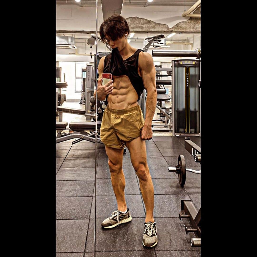 梶原颯のインスタグラム：「Level up!!!💪💪💪🔥  #筋肉　#腹筋　#筋トレ　#abs #bodymake #bodybuilding  #バク宙 #backflip  #pysique  #workoutmotivation」