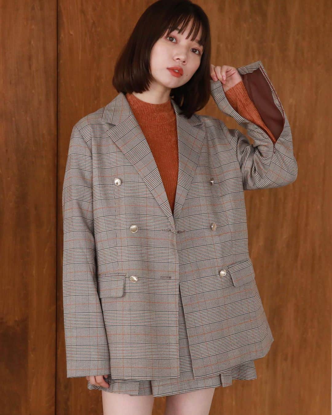 のインスタグラム：「【new arrival】 \\ 秋に着たくなるのはチェックジャケット🤎 // セットアップでも着こなせるチェックジャケット。 グレンチェックがより一層秋ムードを高めてくれます！ お尻が隠れるほどのビックシルエット。 ゆったりとカジュアルな印象でも着こなせます。 ボタンはダブル仕様で閉めても可愛い作りに💞 ⁡ 　 ⁡ 🏷️ チェックスリットスリーブテーラードジャケット price:¥9,900 color:beige/gray ⁡ ⁡ 店頭, ECサイト入荷済み🗓️ ⁡ ⁡ ▶︎画像をタップしてショッピングしていただけます🛒 ※商品リンクの反映には時間がかかる場合があります。 予めご了承下さい。 ⁡ ⁡ @archives__official ⁡ ⁡ ⁡ #archives#アルシーヴ#秋服#秋コーデ#ロングブーツ#厚底ブーツ#ブーツ#ブーツコーデ#トレンドアイテム#トレンドコーデ#フェミニンコーデ#大人かわいい#ジャケット#チェックジャケット#ジャケットコーデ#グレンチェック#セットアップ#大人カジュアルコーデ#トレンドアイテム」