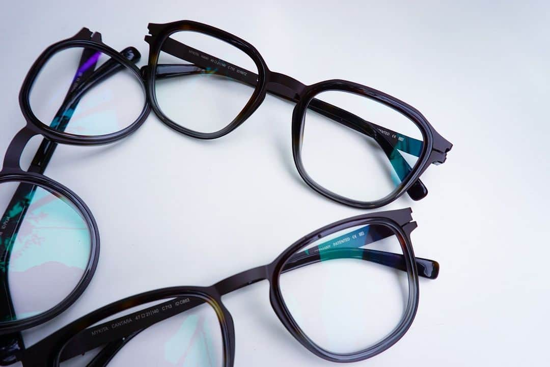 MYKITA SHOP TOKYOのインスタグラム：「【ACETATE RINGS Collection "Drakbrown/zanzibar"】  濃いブラウンのマットなステンレスに、リムにブラウンとグレーのグラデーションリングを組み合わせたモデル達です。目元から秋を取り入れてみるのはいかがでしょうか。   上段右:HAWI 上段左:CAVEN 下段:CANTARA  ACETATE RINGS Collection "Drakbrown/zanzibar"  These models are made of dark brown matte stainless steel with brown and gray gradation rings on the rims. How about introducing autumn from around your eyes?   Upper right: HAWI Upper left:CAVEN Lower row:CANTARA _____ #mykita  #mykitaacetatering  #eyewear  #eyewearfashion  #マイキータ #メガネ」