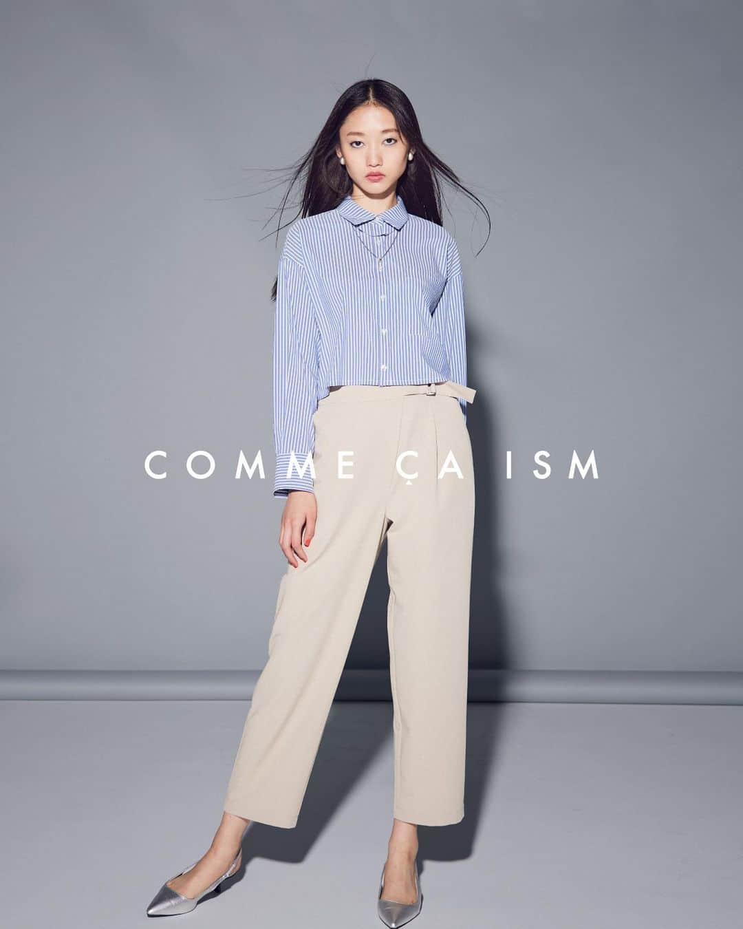 COMME CA ISMのインスタグラム：「… クロップドシャツ 6,900円  シンプルなベーシックデザインを 今年らしい旬なクロップド丈に ブラッシュアップ  シワになりにくい素材 ストライプと オフホワイトの無地と 雰囲気の異なる2色展開です。  #commecaism #コムサイズム #ファッション #ファッションコーデ #レディースコーデ #シャツコーデ #ストライプシャツ   @commecaism_official」
